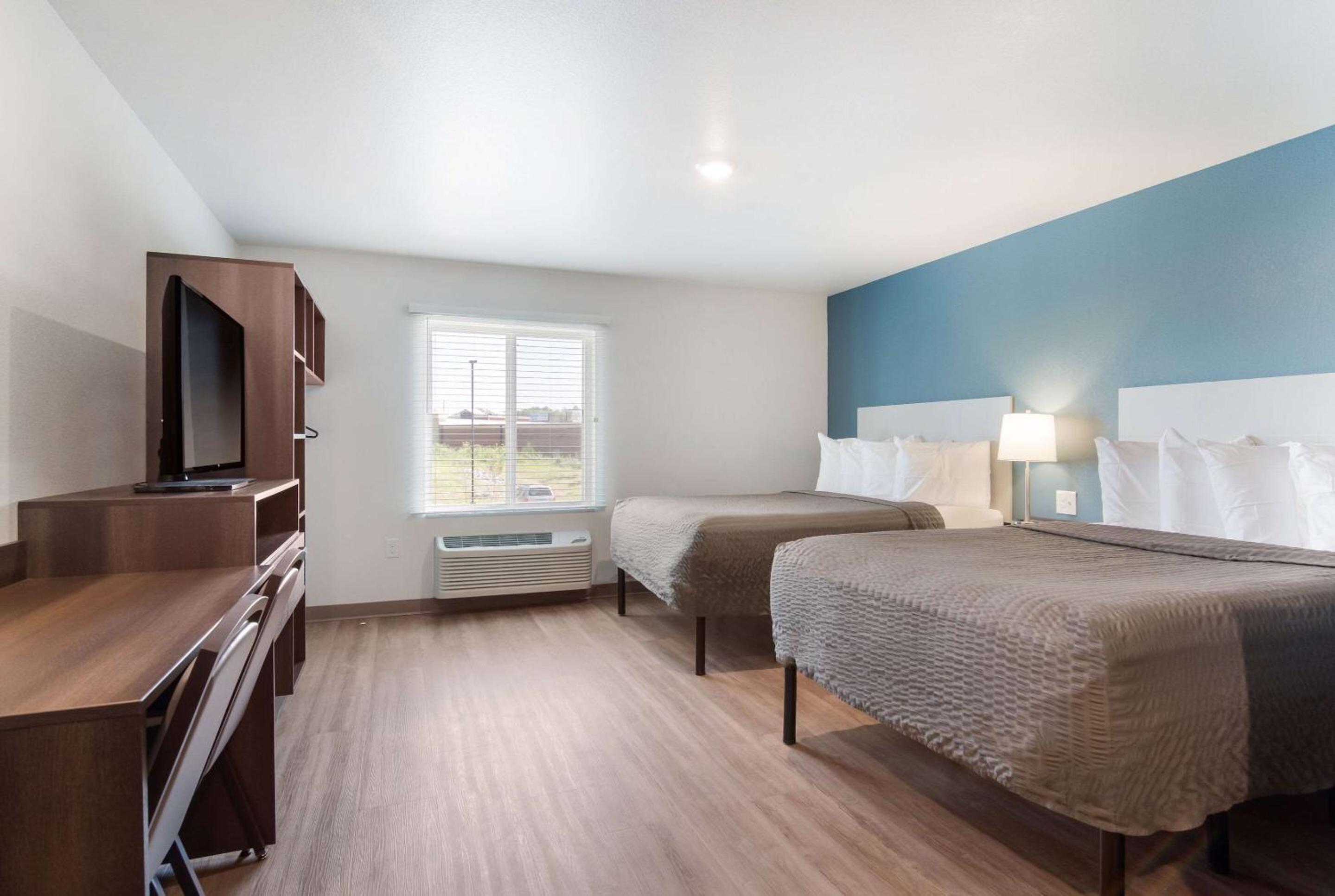 Queen Room with Two Queen Beds - Non-Smoking - Photo 2