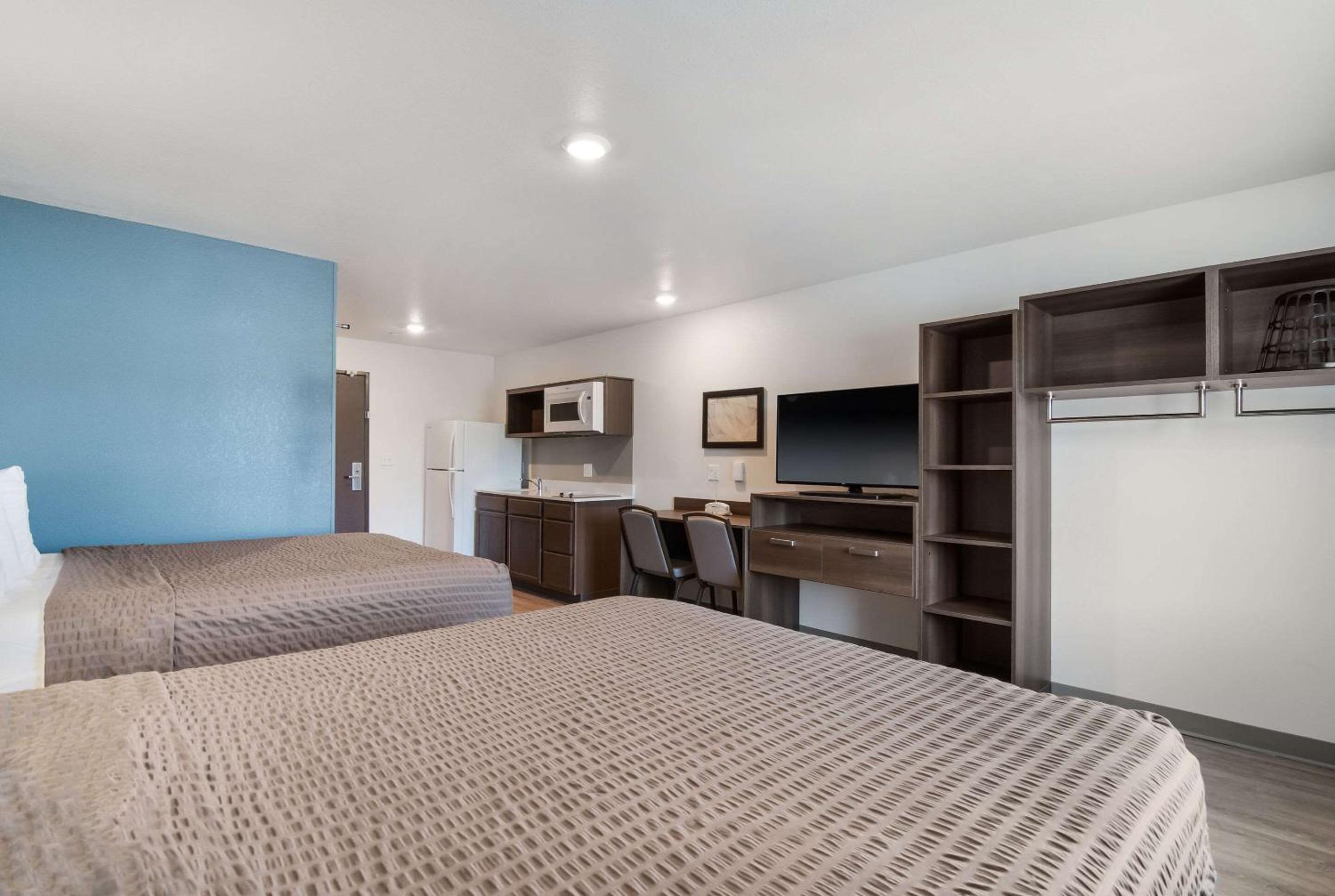 Queen Room with Two Queen Beds - Non-Smoking - Photo 5