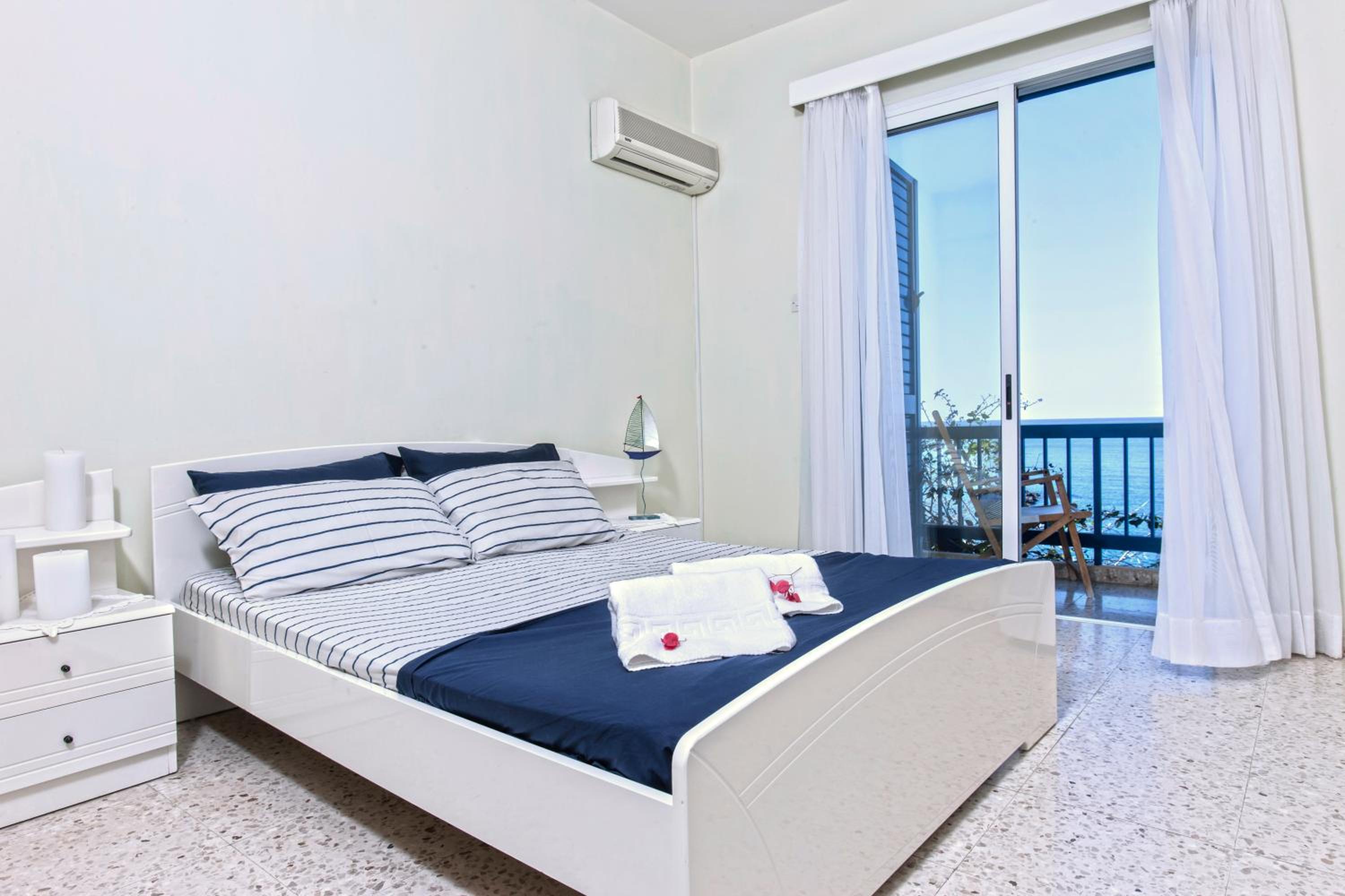 One-Bedroom Apartment with Balcony and Sea View photo 1