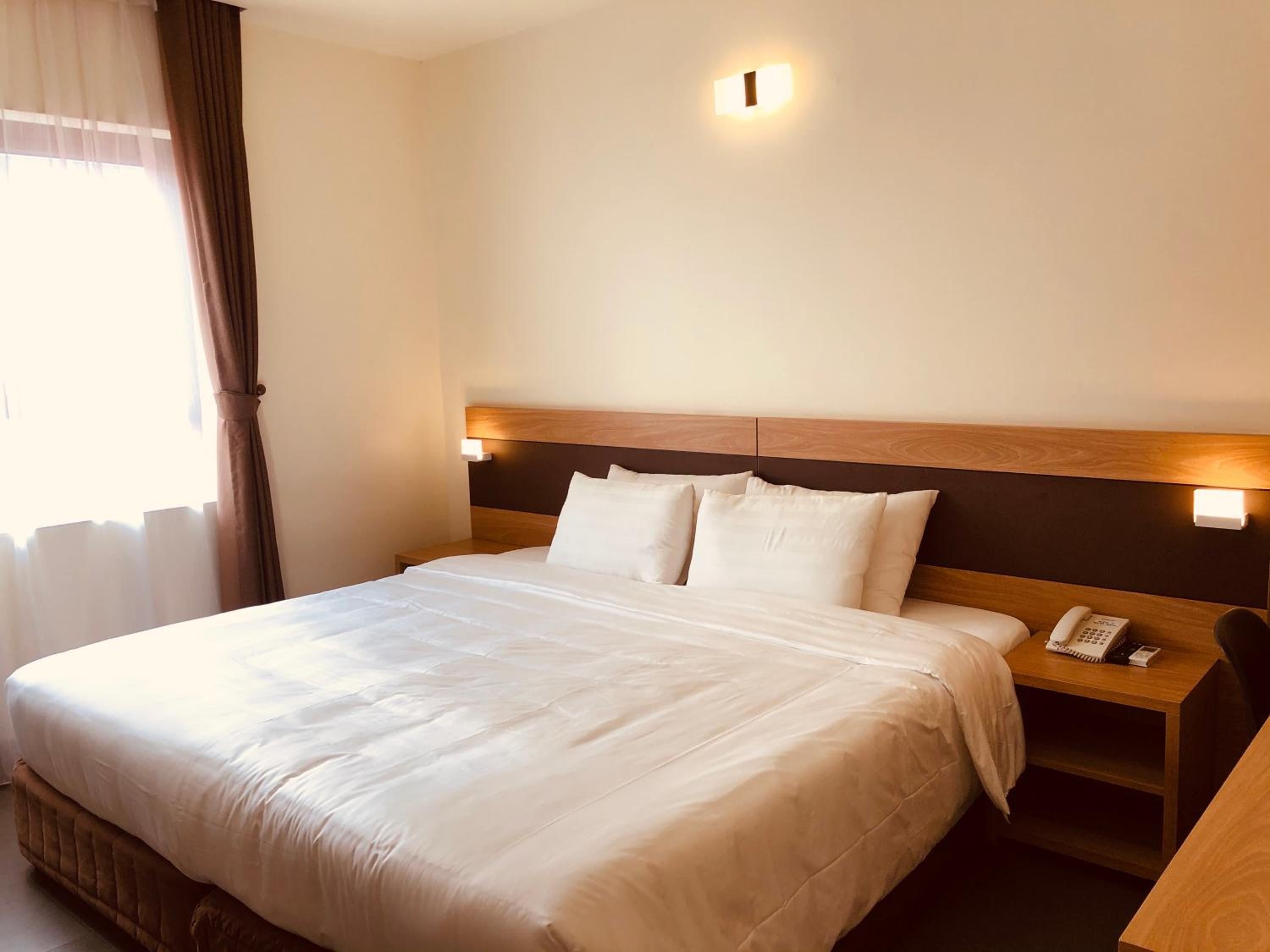 Large Double Room - Photo 6