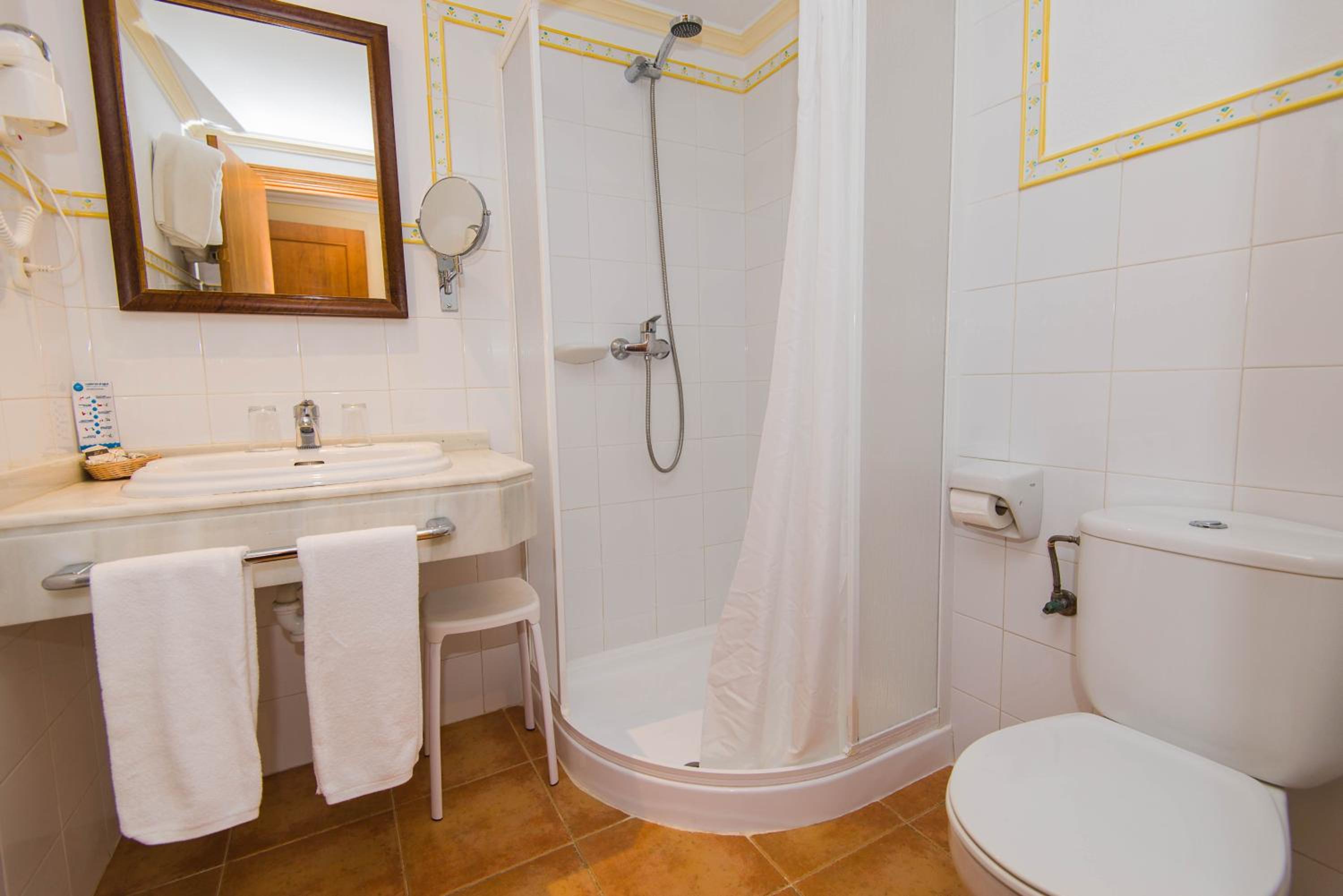 Twin Room (2 Adults + 1 Child) photo 3