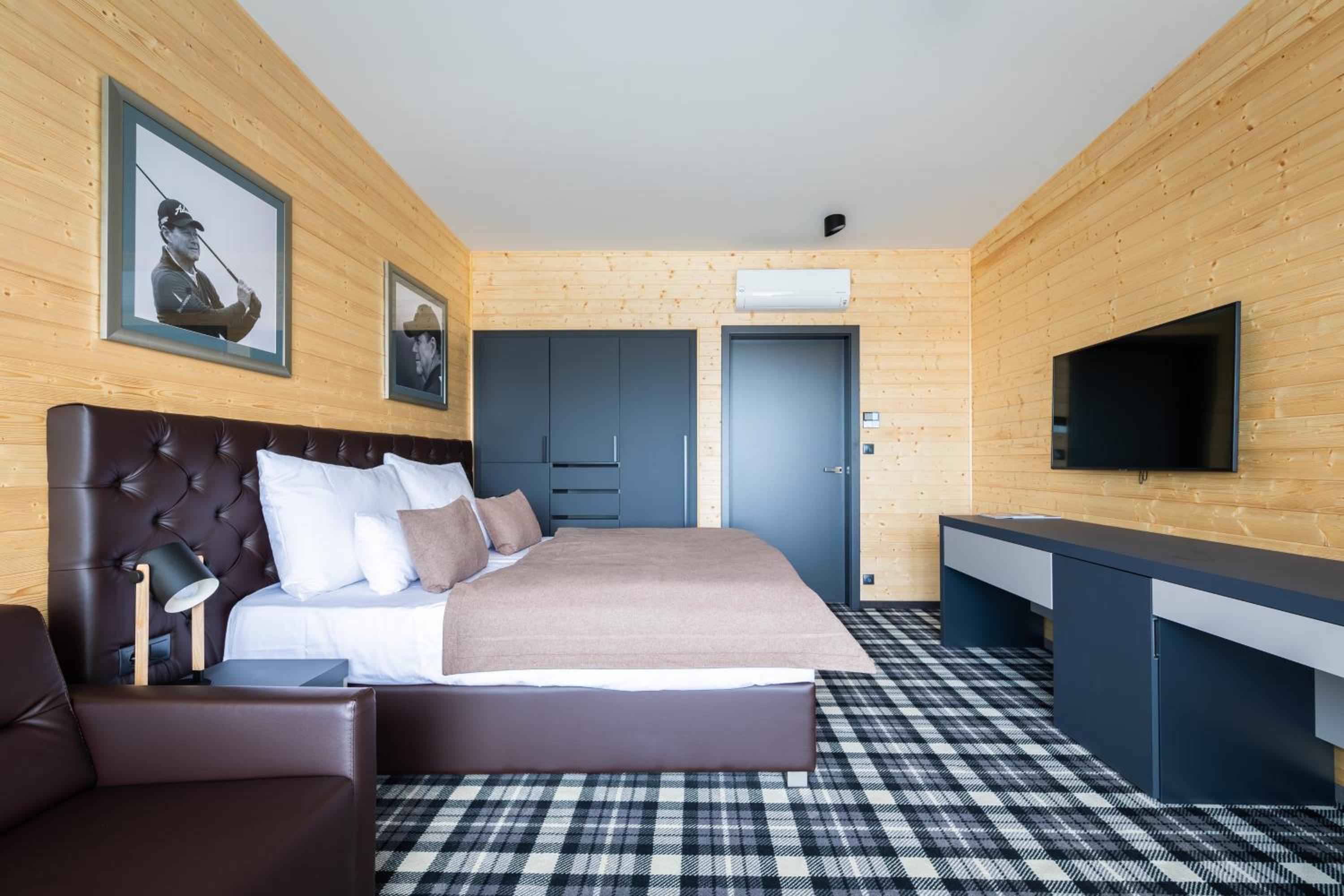 Deluxe Double Room with Bath - Photo 6