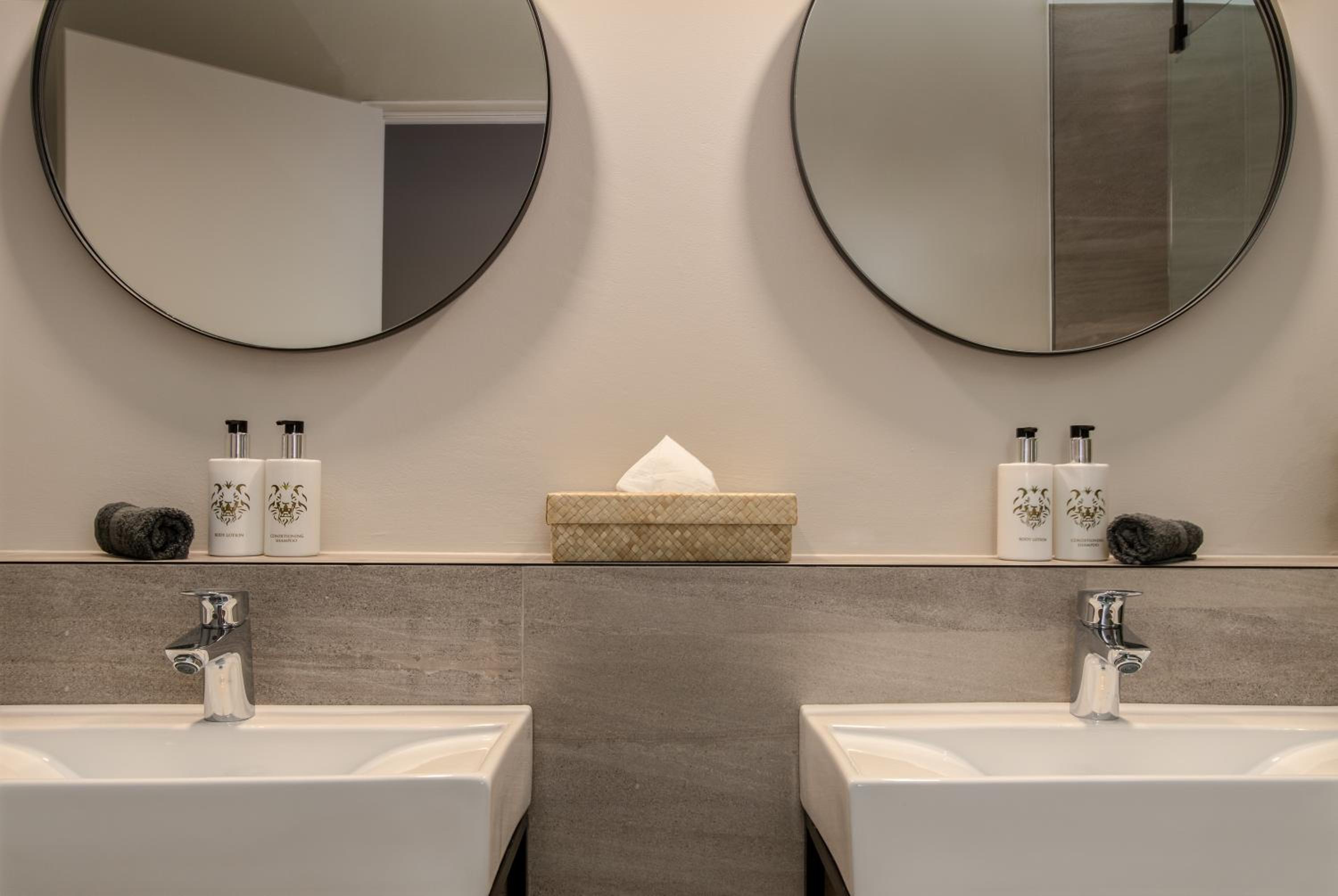 Luxury Suite with Mountain View - Photo 2