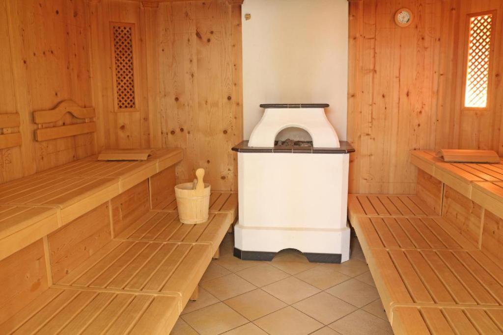 Family Room with Shared Bathroom photo 2