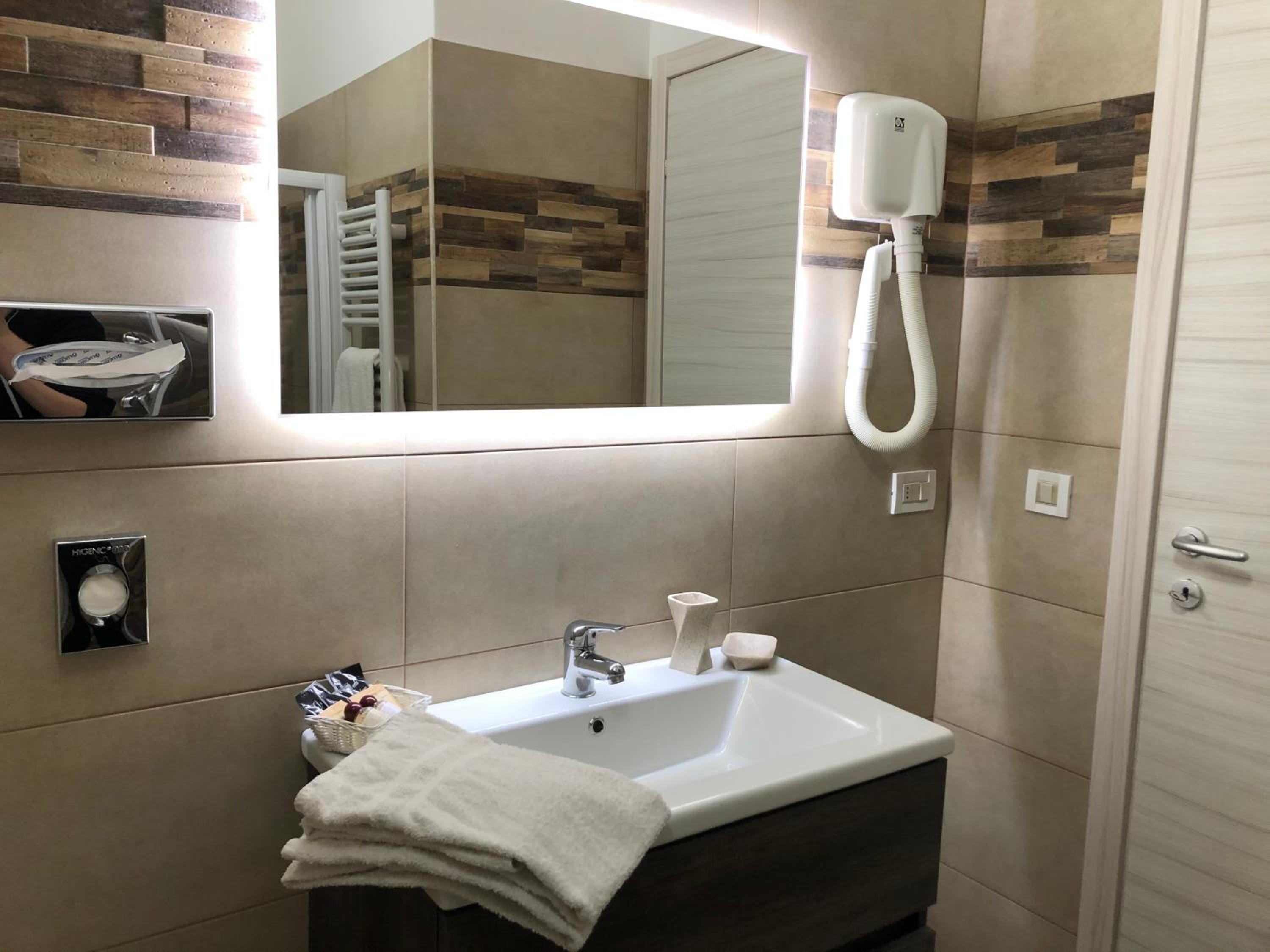 Deluxe Room with Lake View - Photo 4