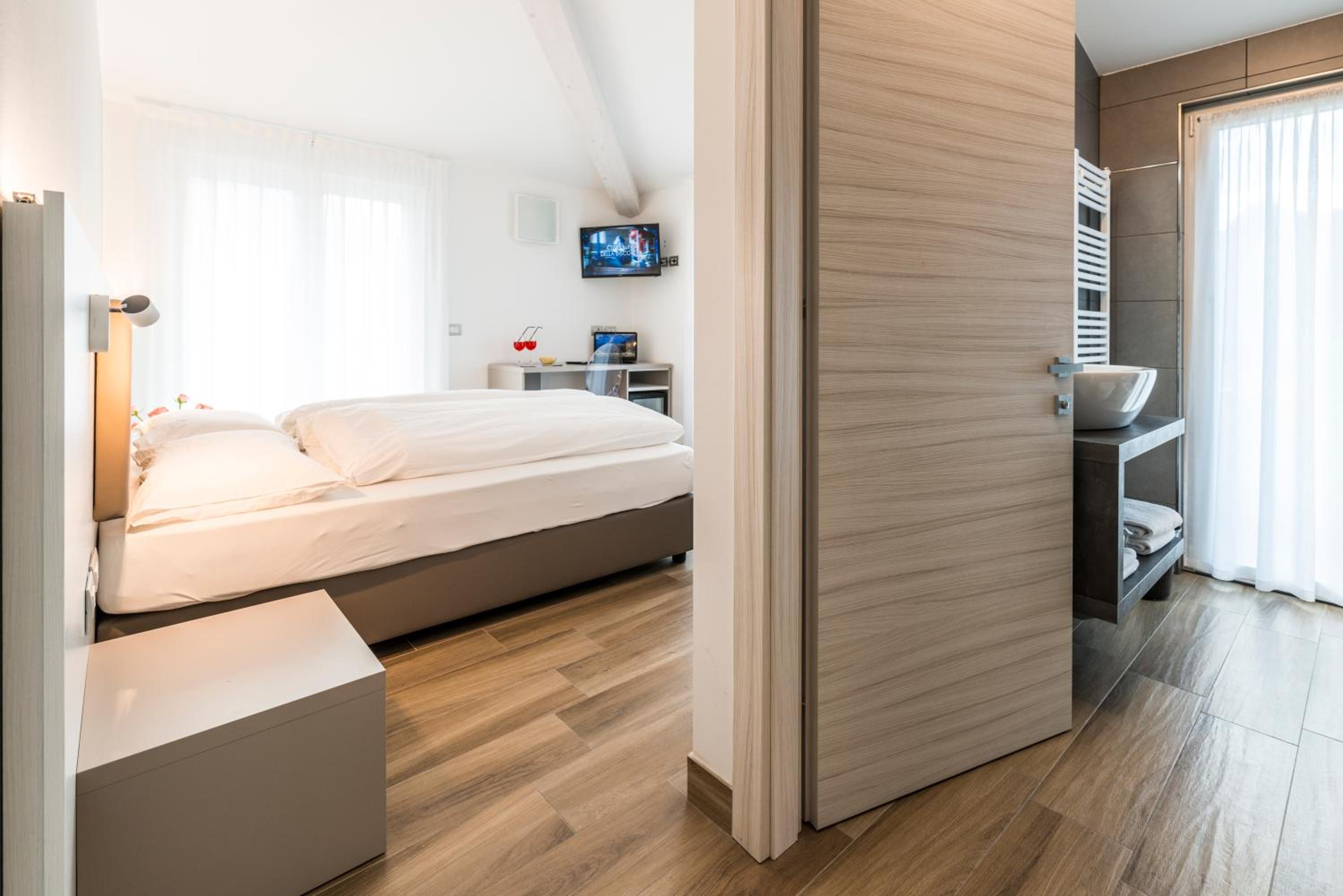 Comfort Double or Twin Room with Lake View - Photo 1