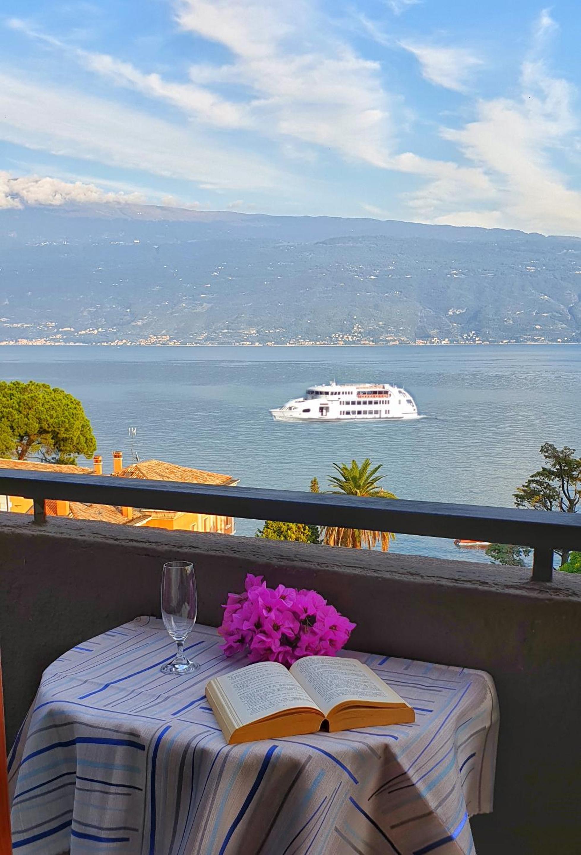 Deluxe Room with Lake View - Photo 5