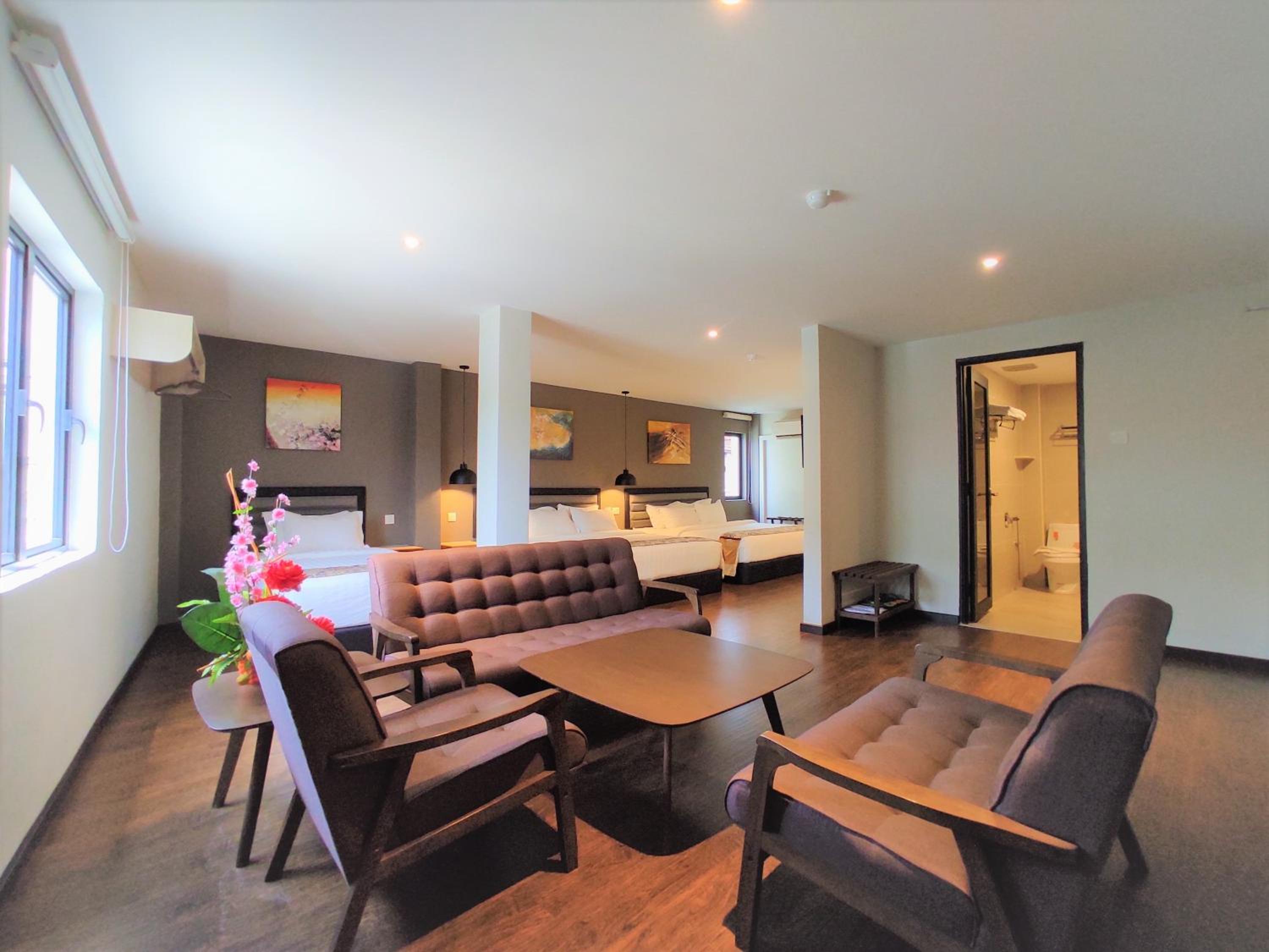 Superior Family Room photo 2