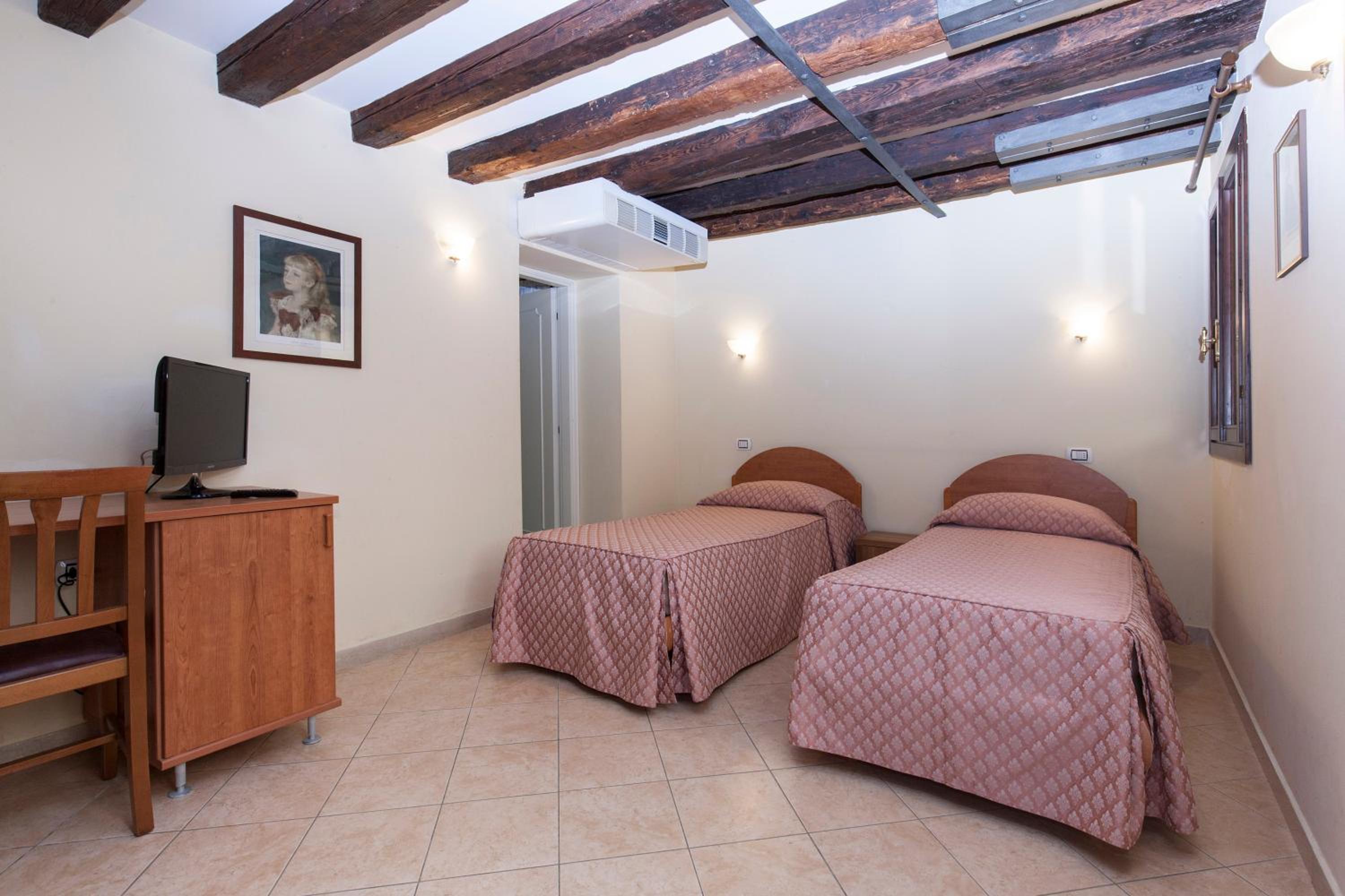 Budget Double or Twin Room photo 2