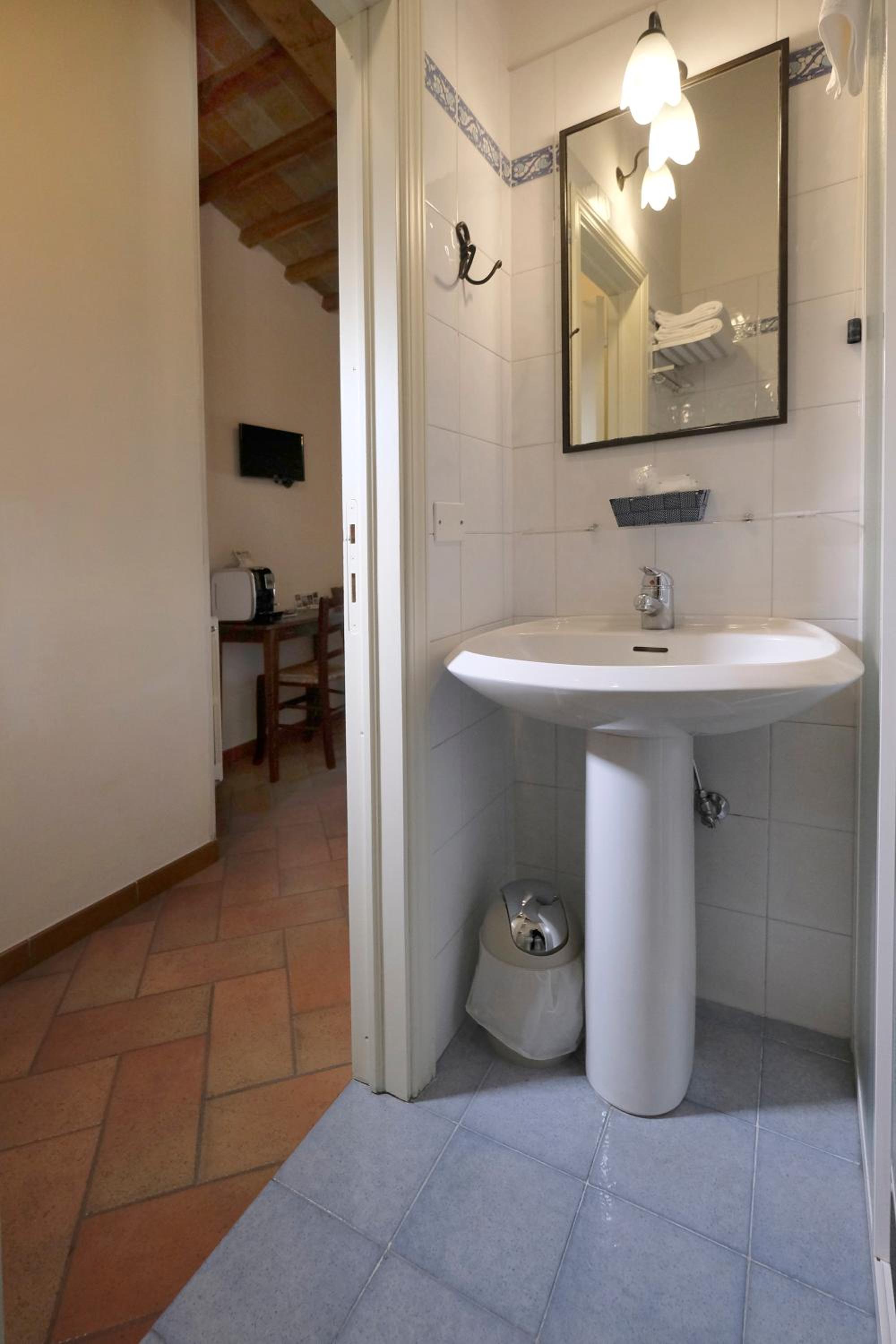 Double Room - Photo 16