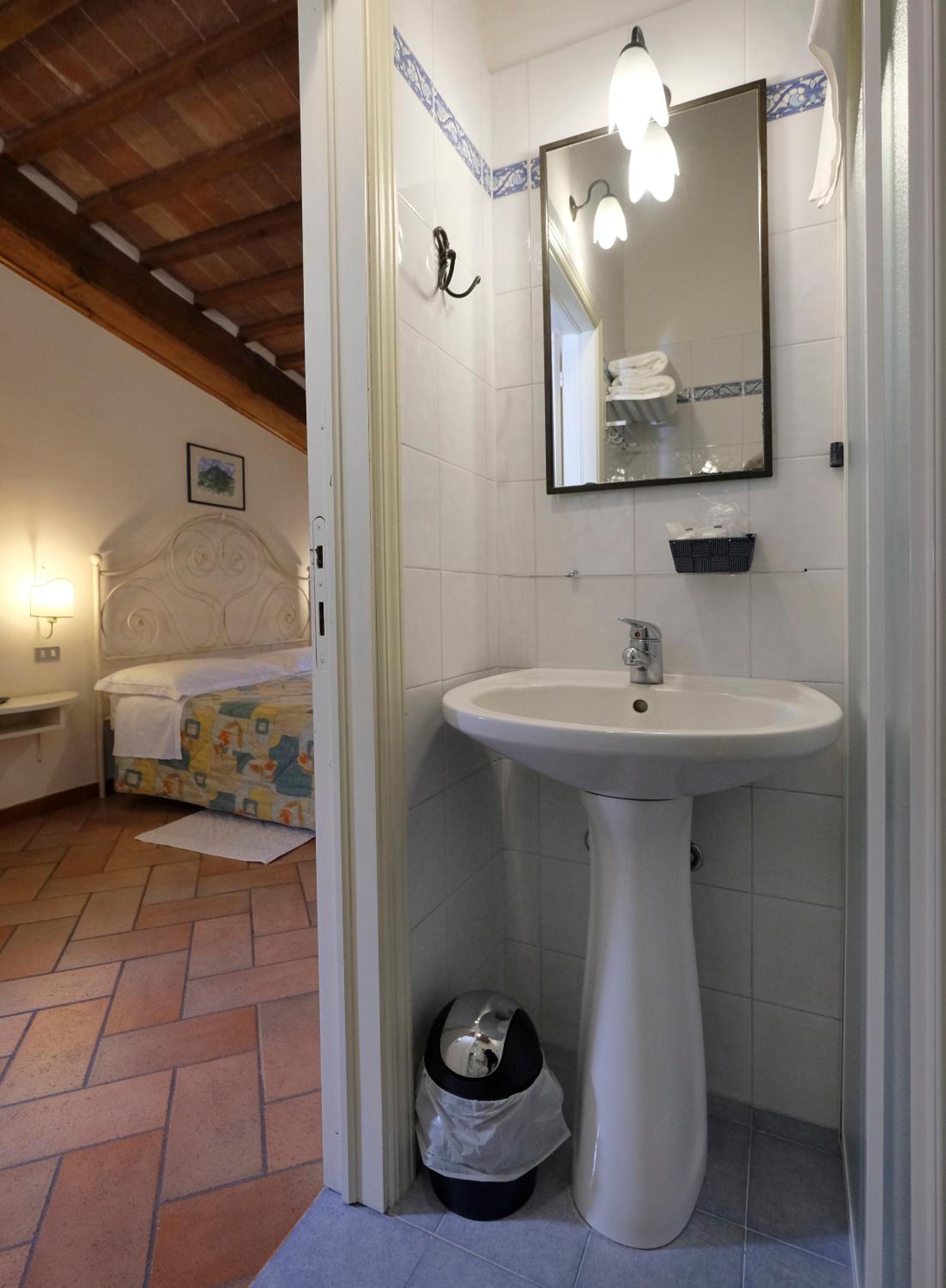 Double Room - Photo 18