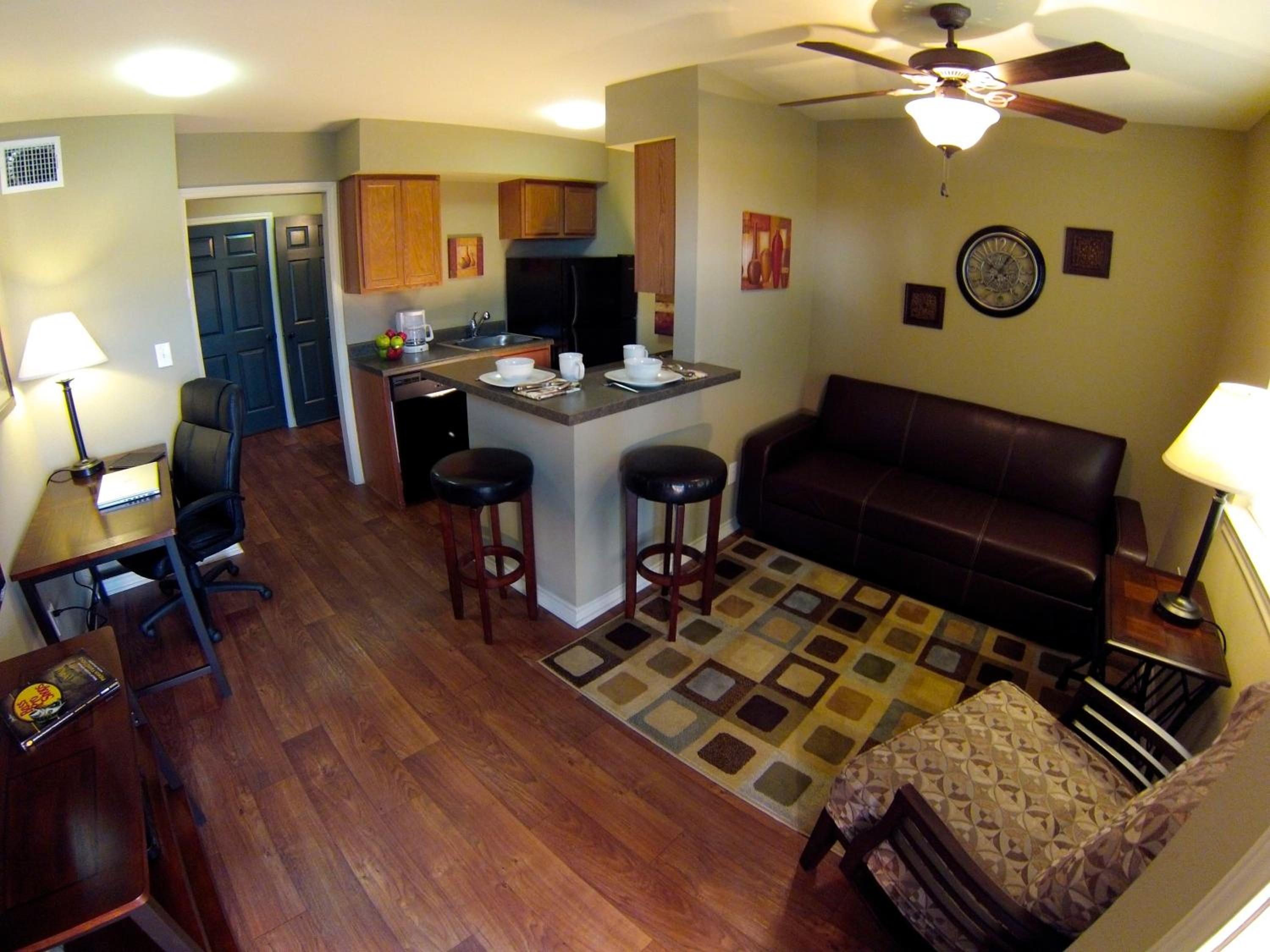 Queen Room photo 2
