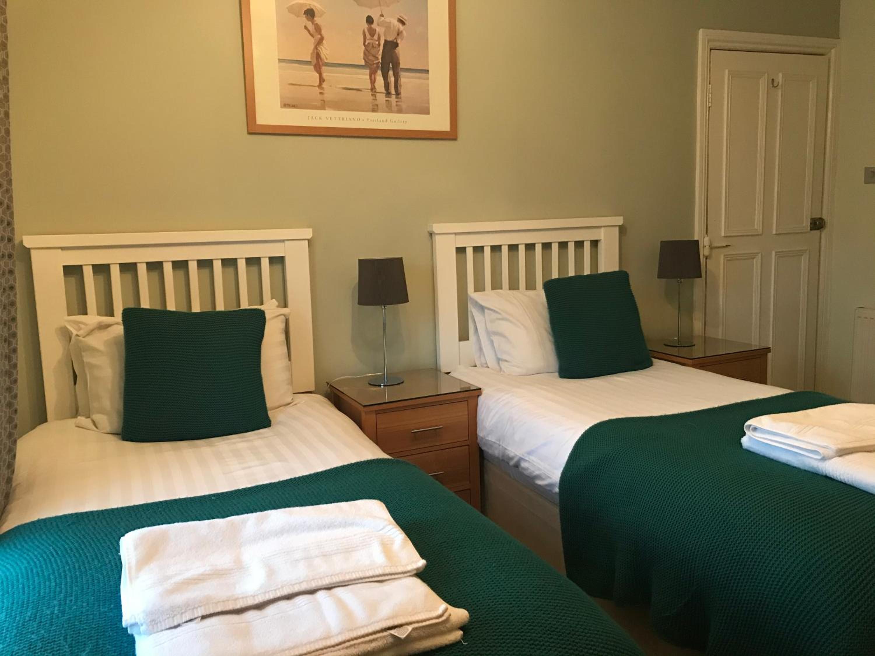 Twin Room with Private Bathroom photo 2