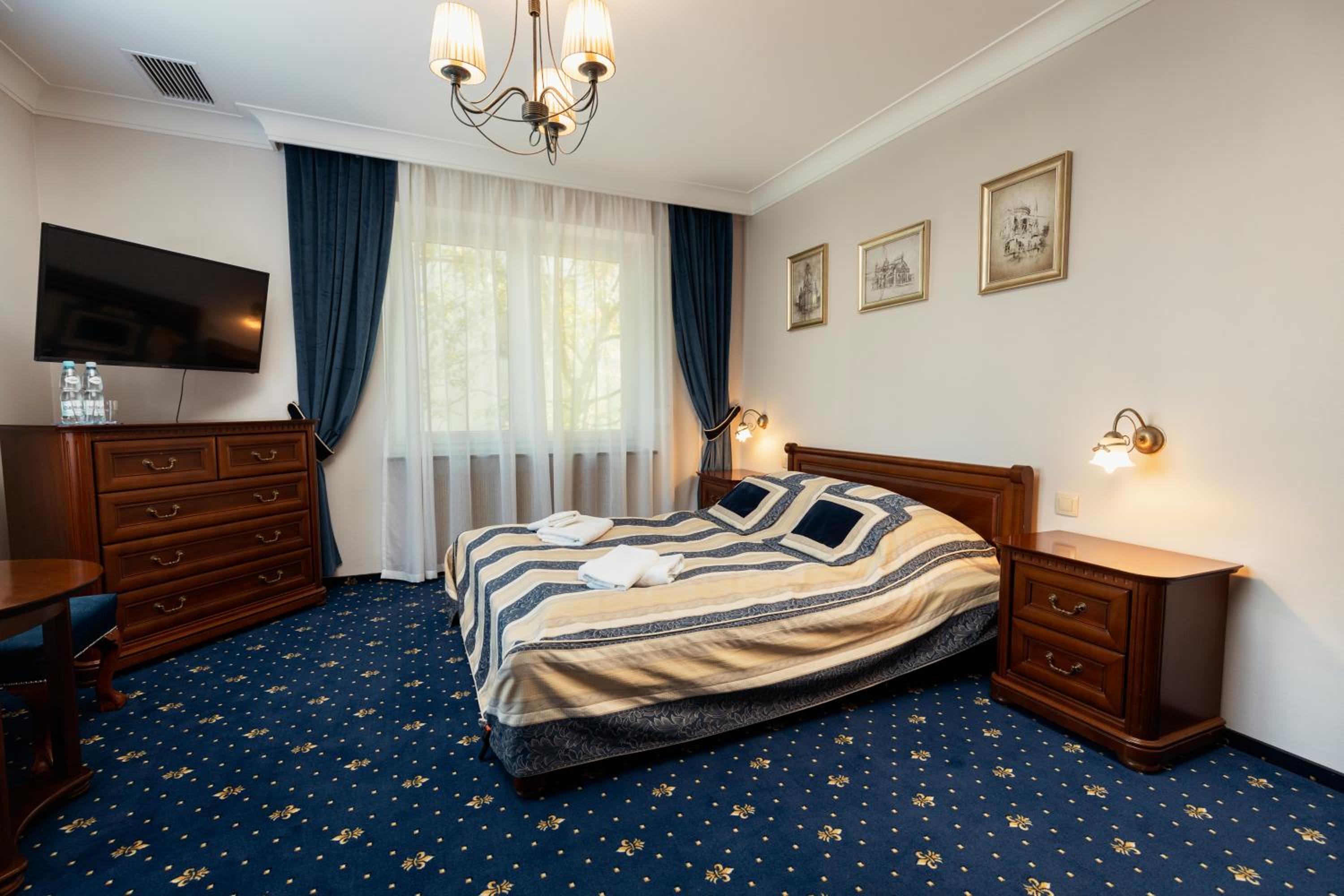 Deluxe Double Room with Shower - Photo 2