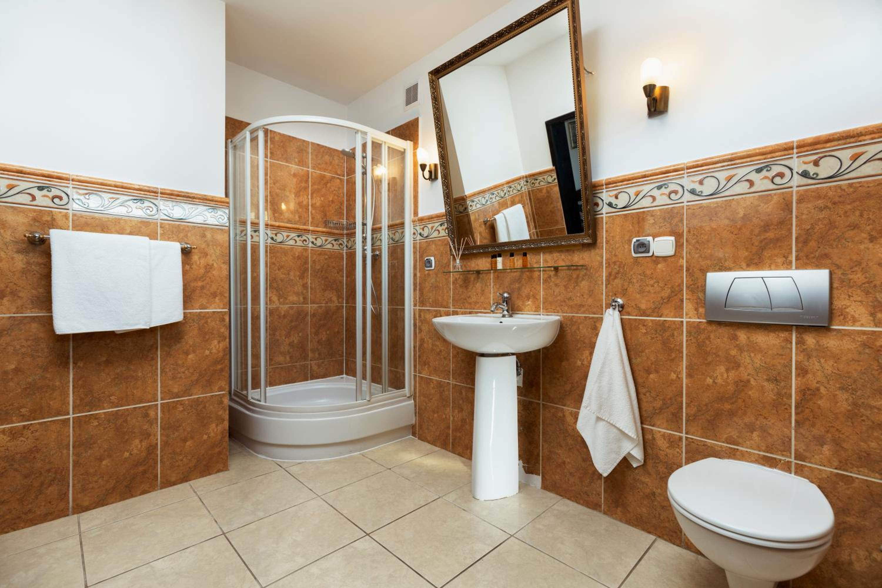 Deluxe Double Room with Shower - Photo 4