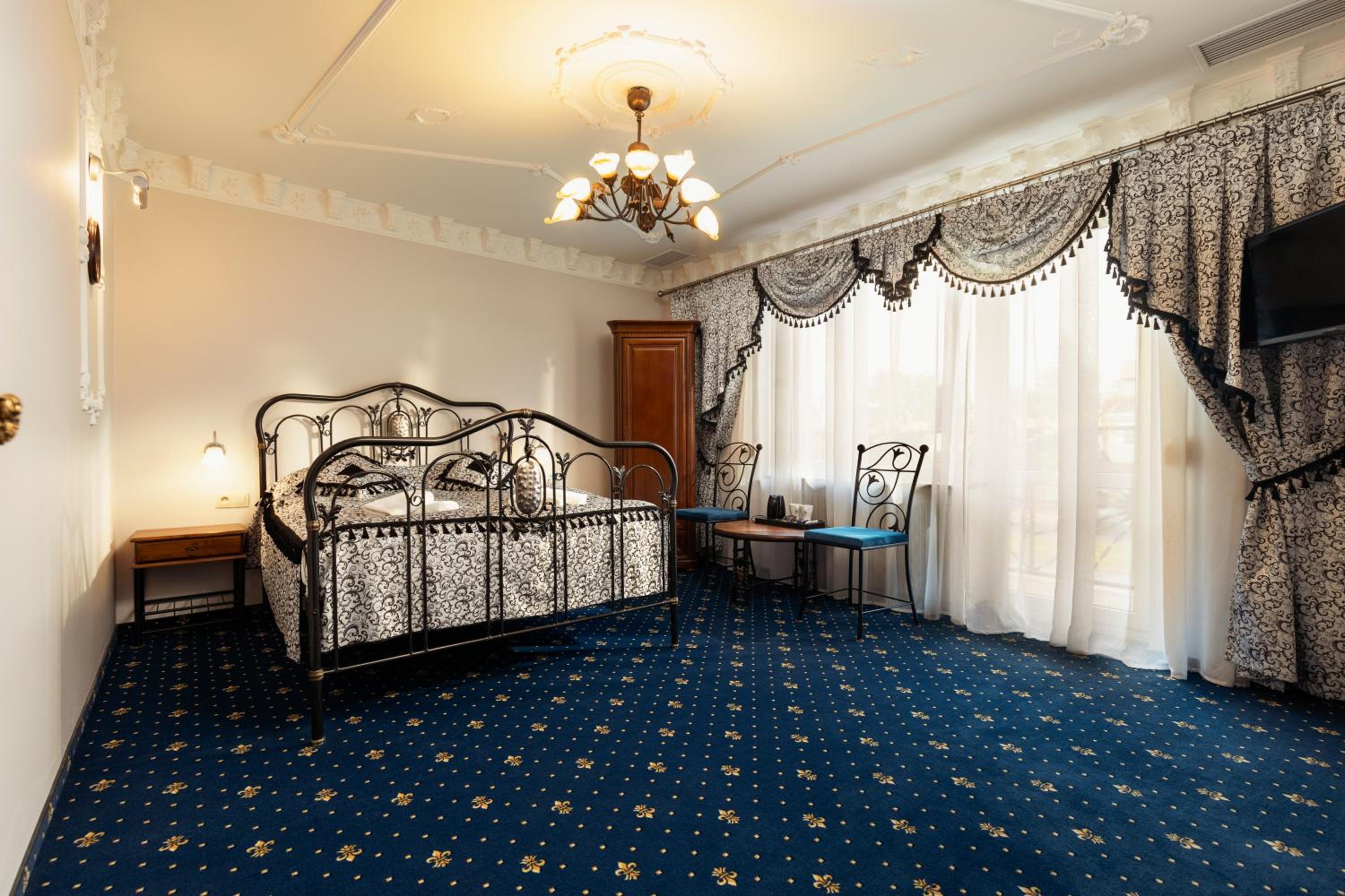 Deluxe Double Room with Bath - Photo 1