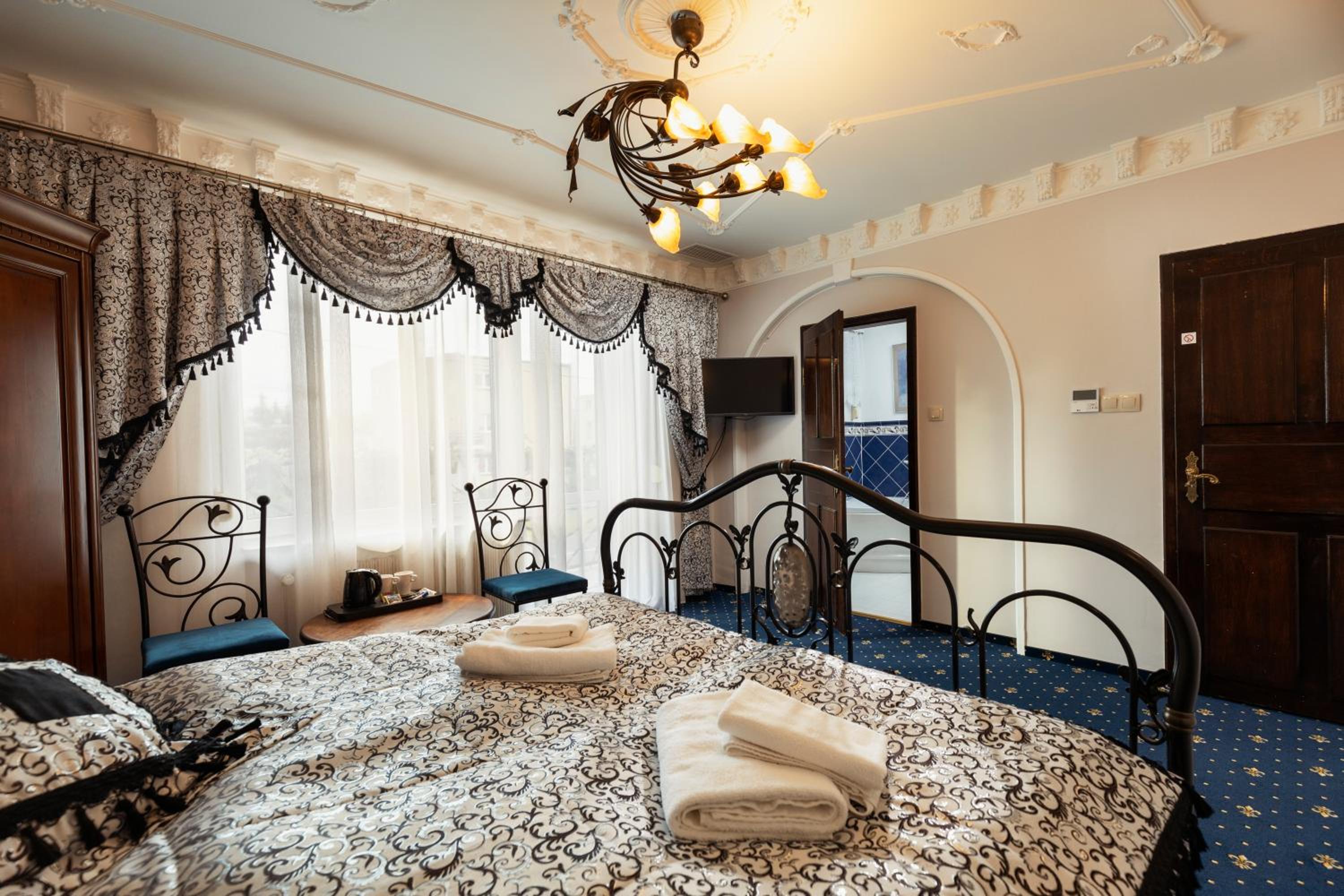 Deluxe Double Room with Bath - Photo 2