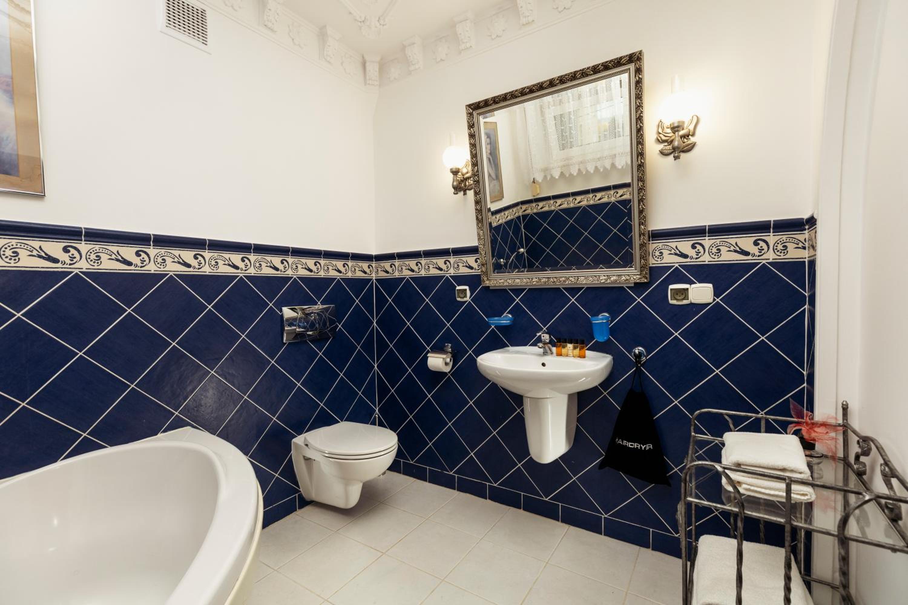 Deluxe Double Room with Bath - Photo 4