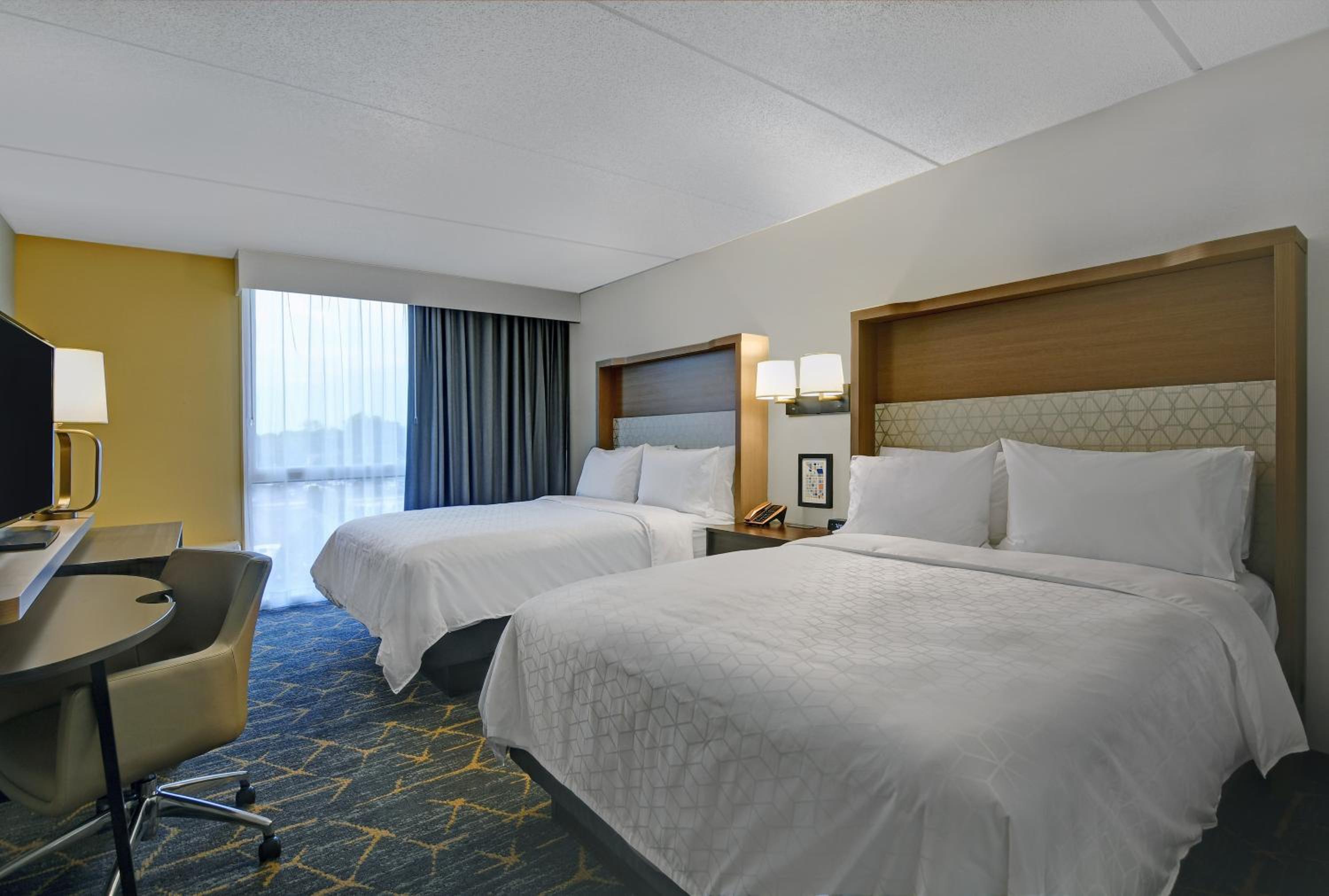 Standard Queen Room with Two Queen Beds - Top Floor - Photo 9