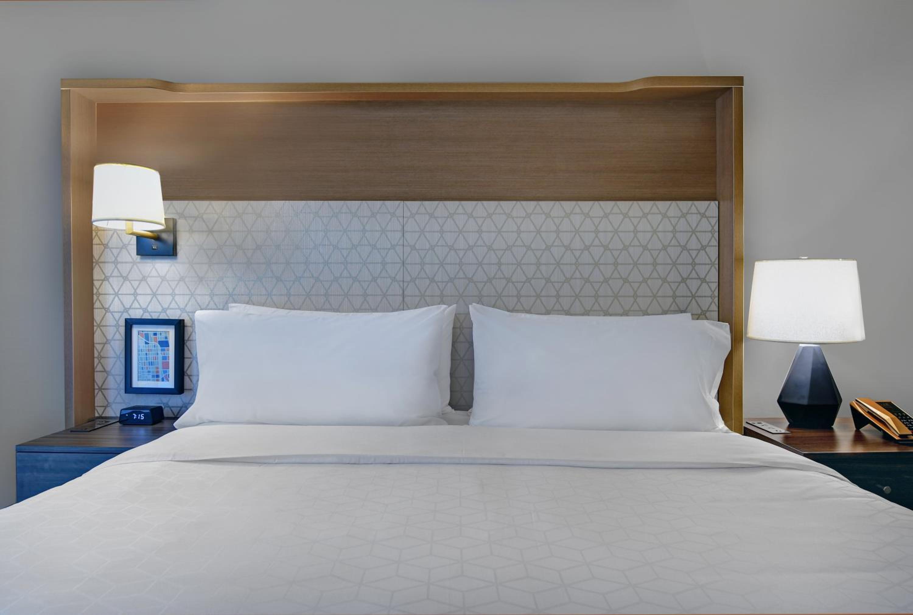 Standard King Room - Photo 7
