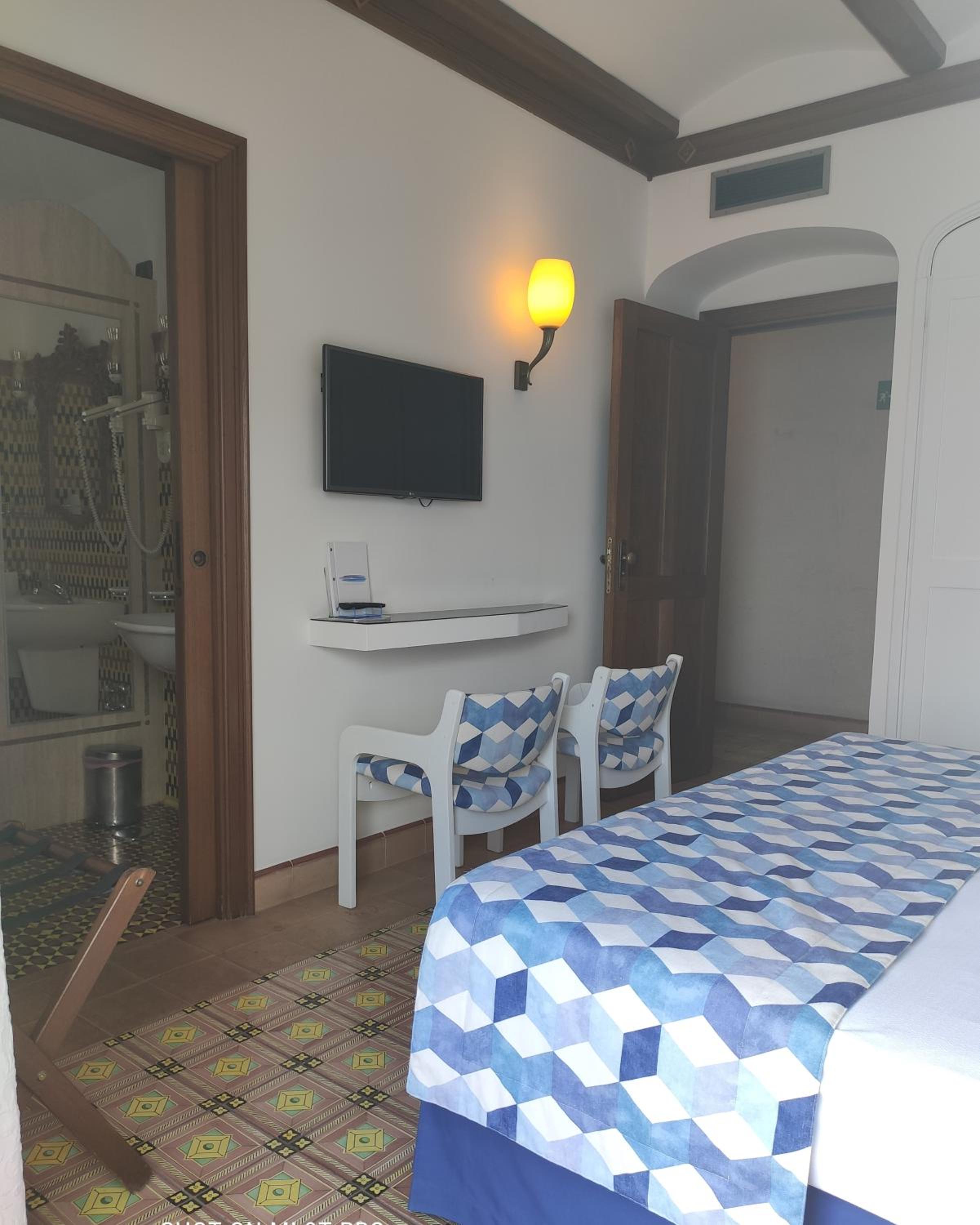 Double or Twin Room with City View photo 2