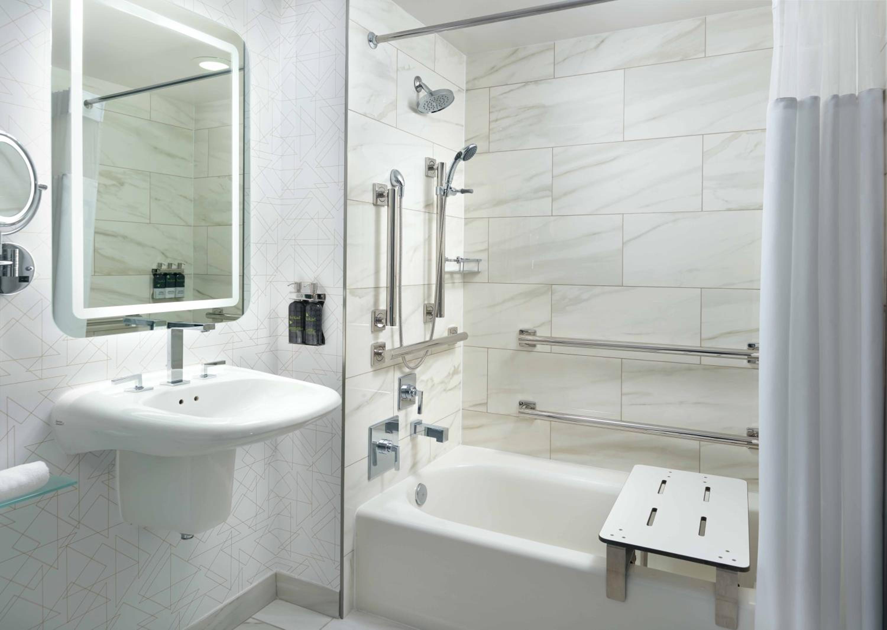 Deluxe 1 King Bed Mobility Accessible w/ Bathtub - Photo 3