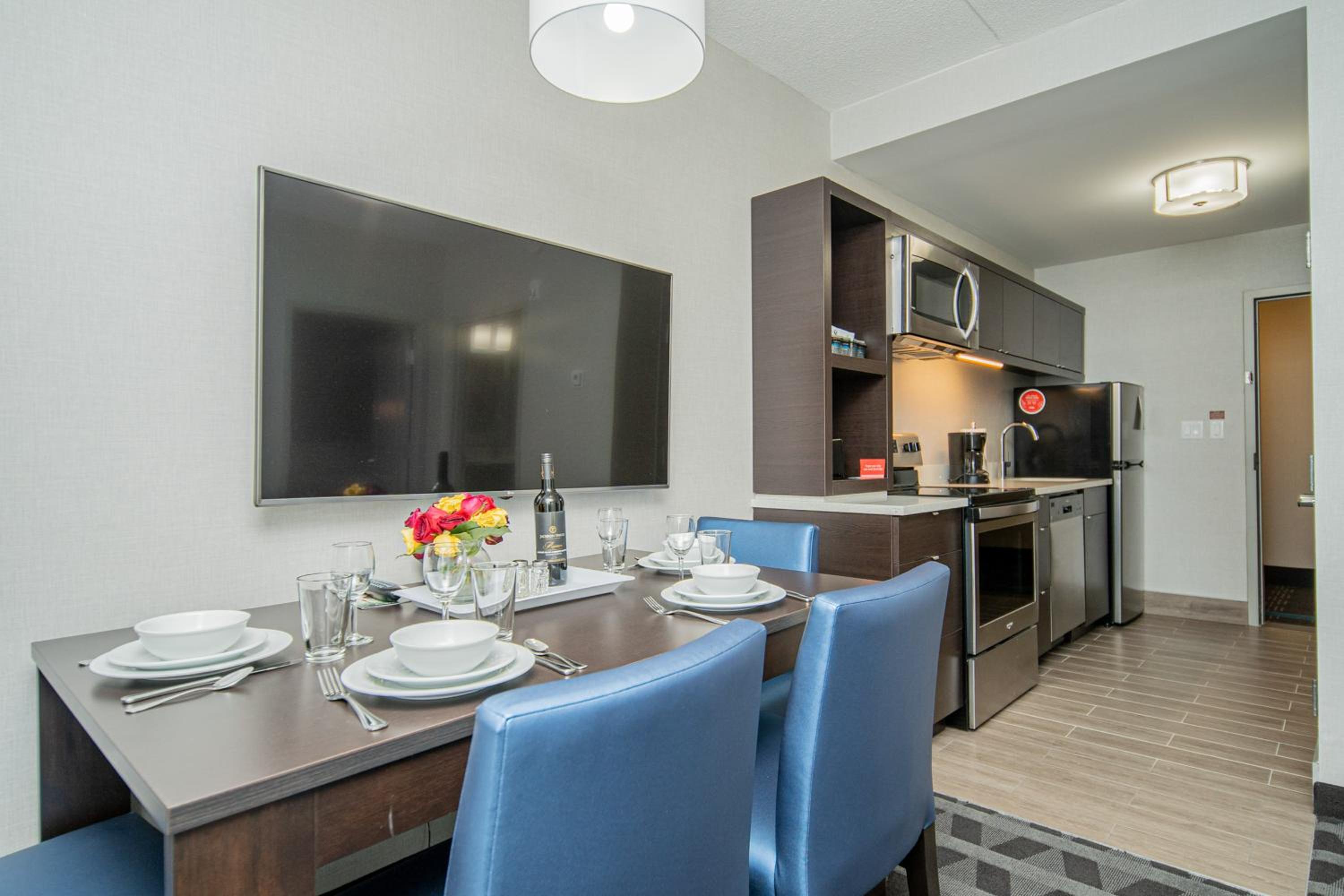 1 Bedroom Suite, 2 Queen, Sofa bed, Limited view photo 2