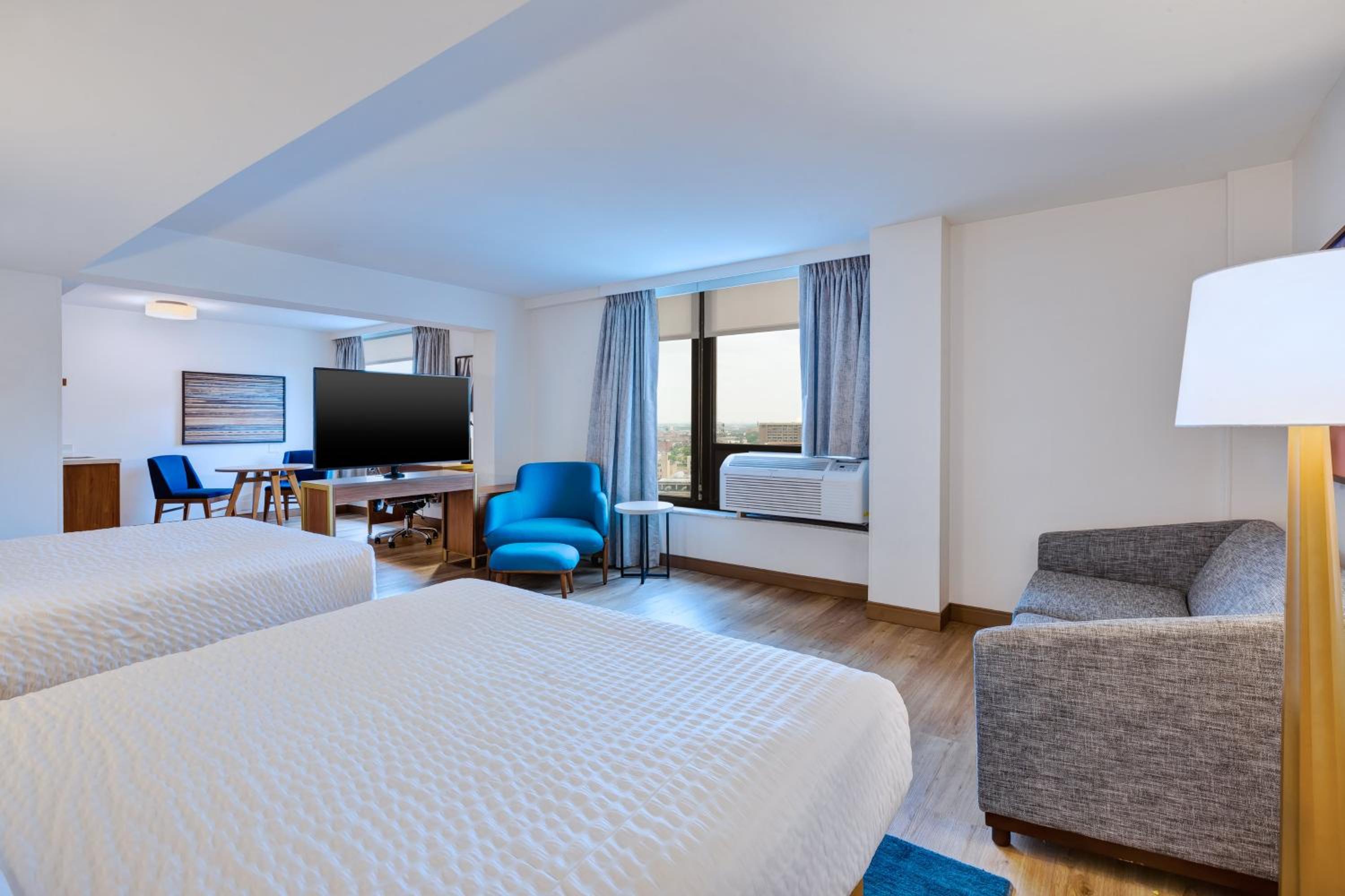 Queen Suite with Two Queen Beds - Photo 6