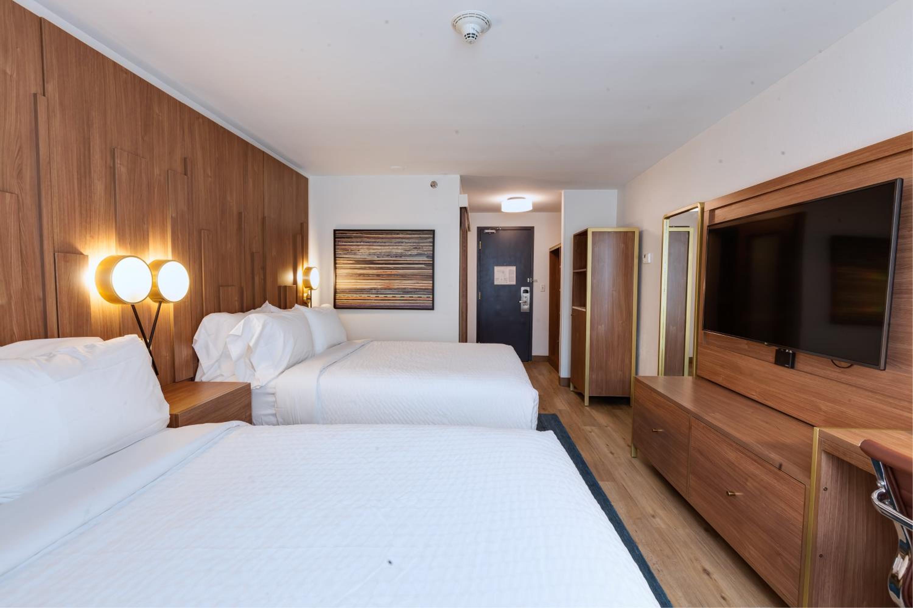 Standard Room with Two Queen Beds - Photo 3