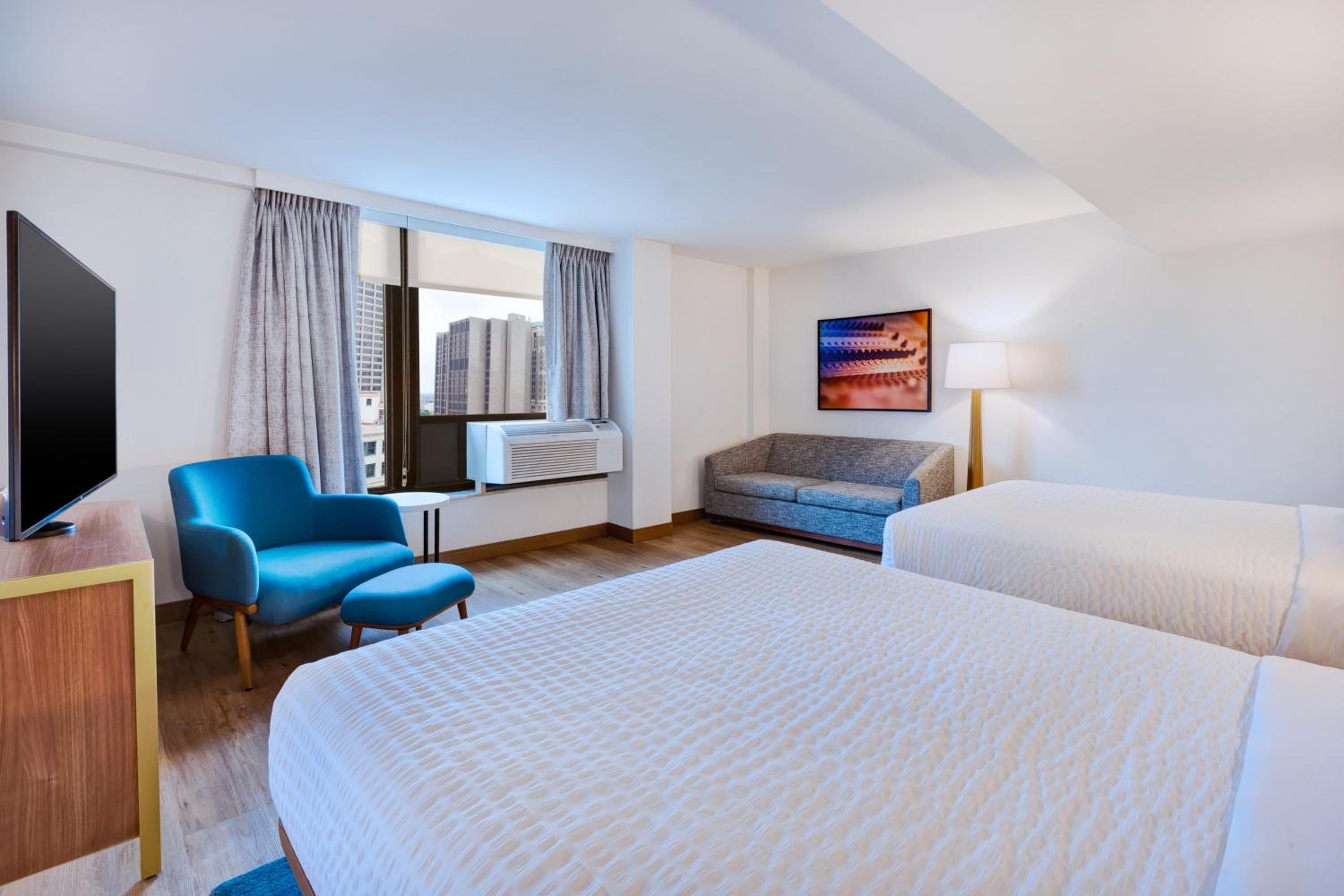 Queen Suite with Two Queen Beds - Photo 4