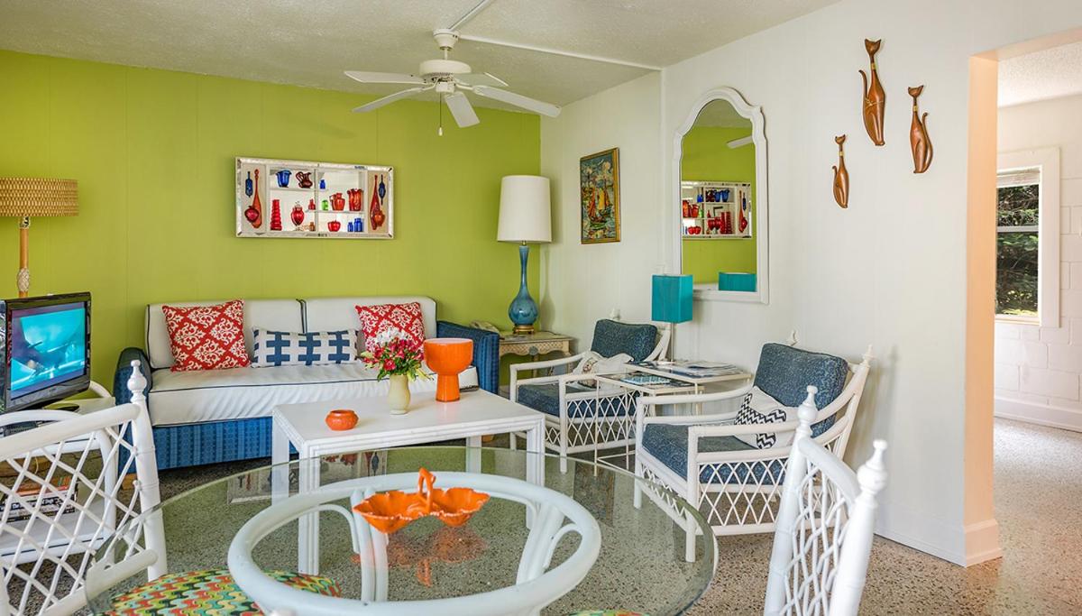 Queen Suite with Pool View