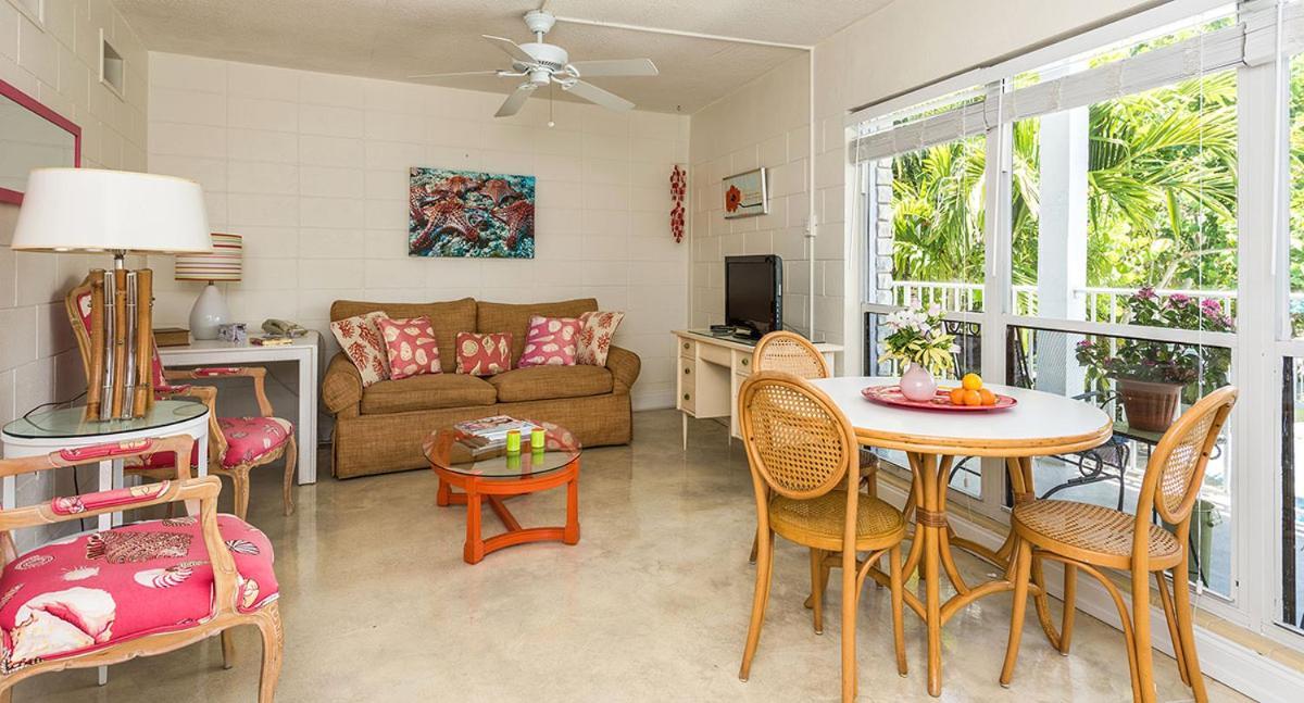 Queen Suite with Pool View