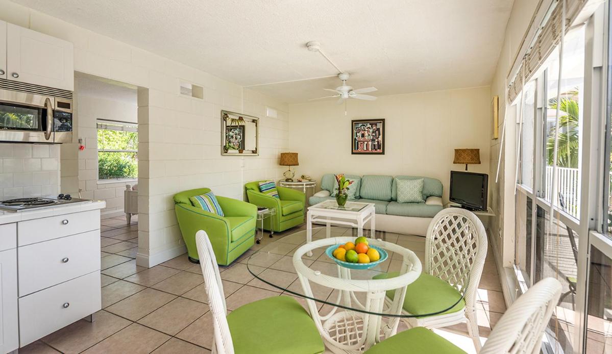 Queen Suite with Pool View photo 2