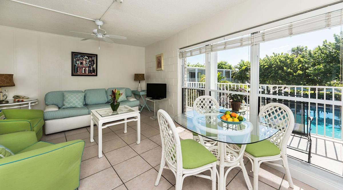 Queen Suite with Pool View photo 1