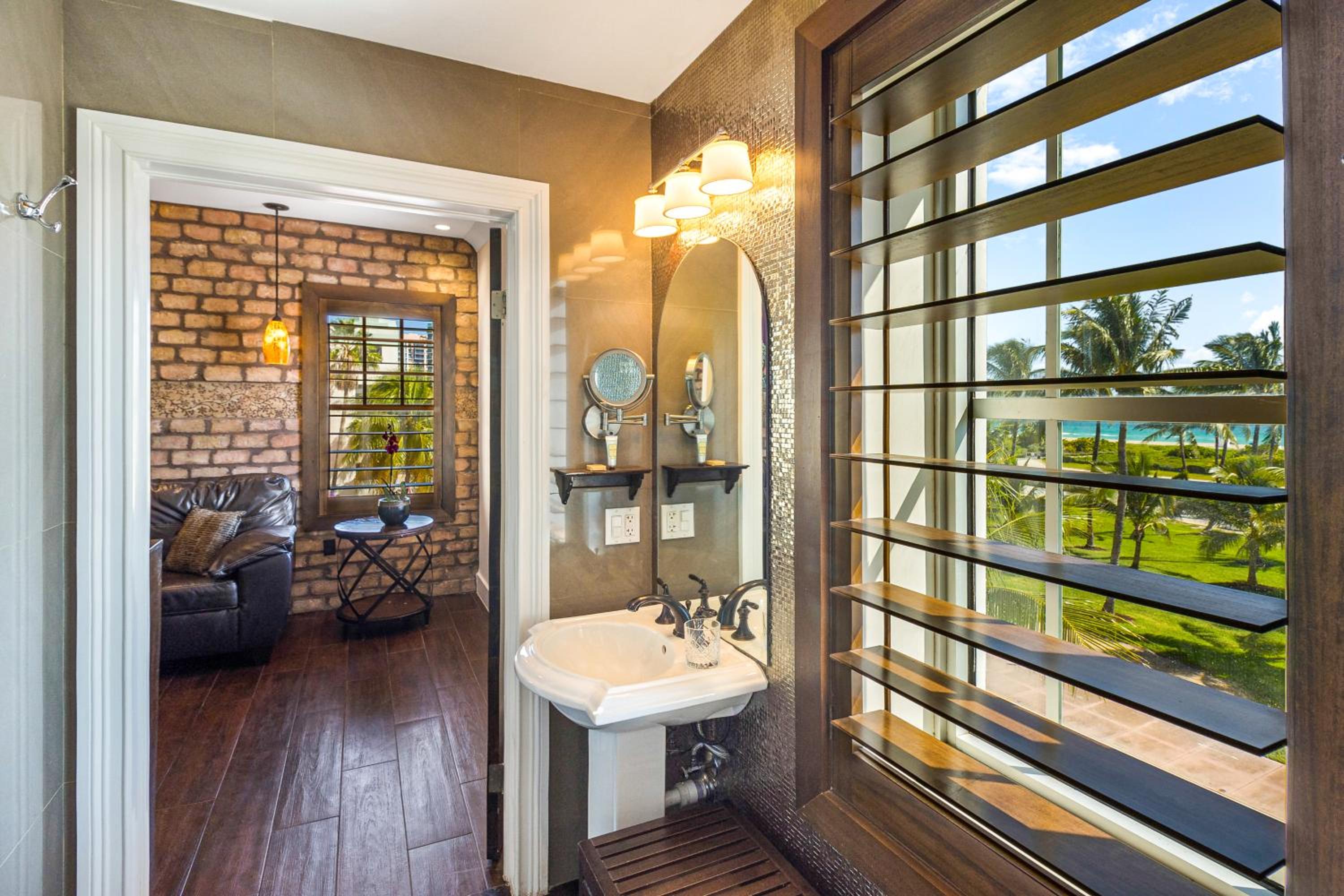 Ocean Front One-Bedroom Suite  - Photo 11