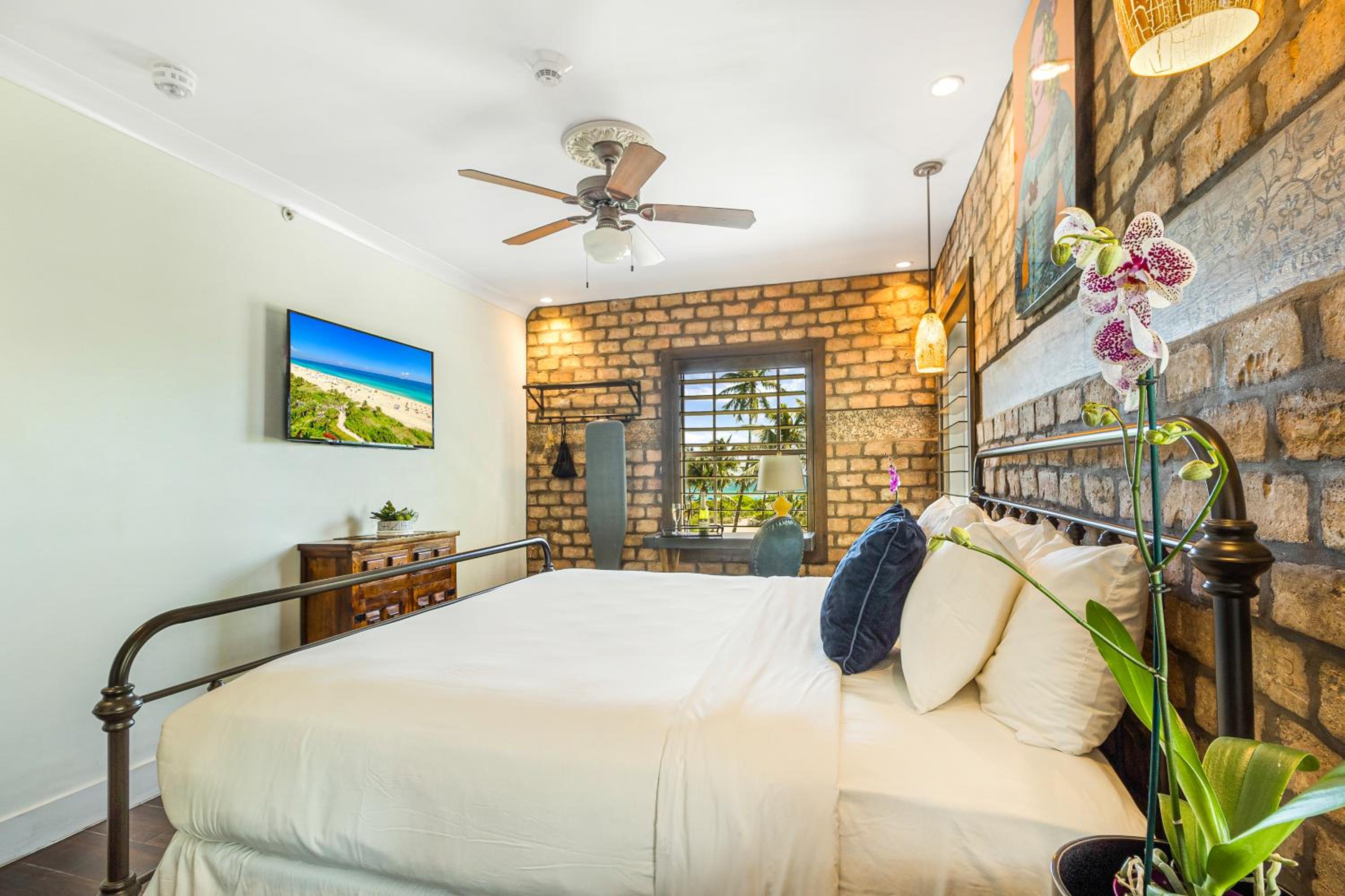 Deluxe King Room with Ocean View - Photo 14