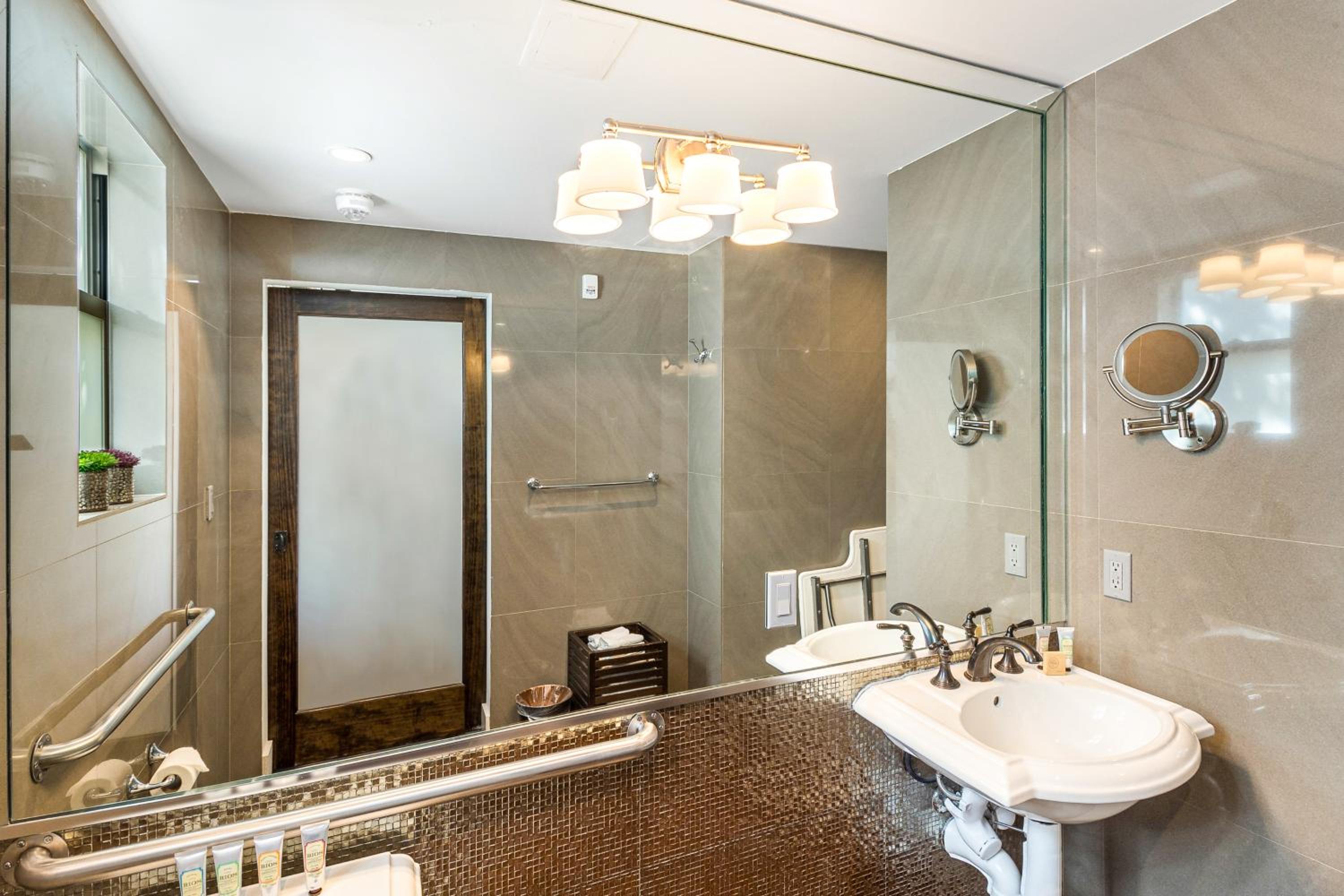 Deluxe King Room with Ocean View - Photo 2