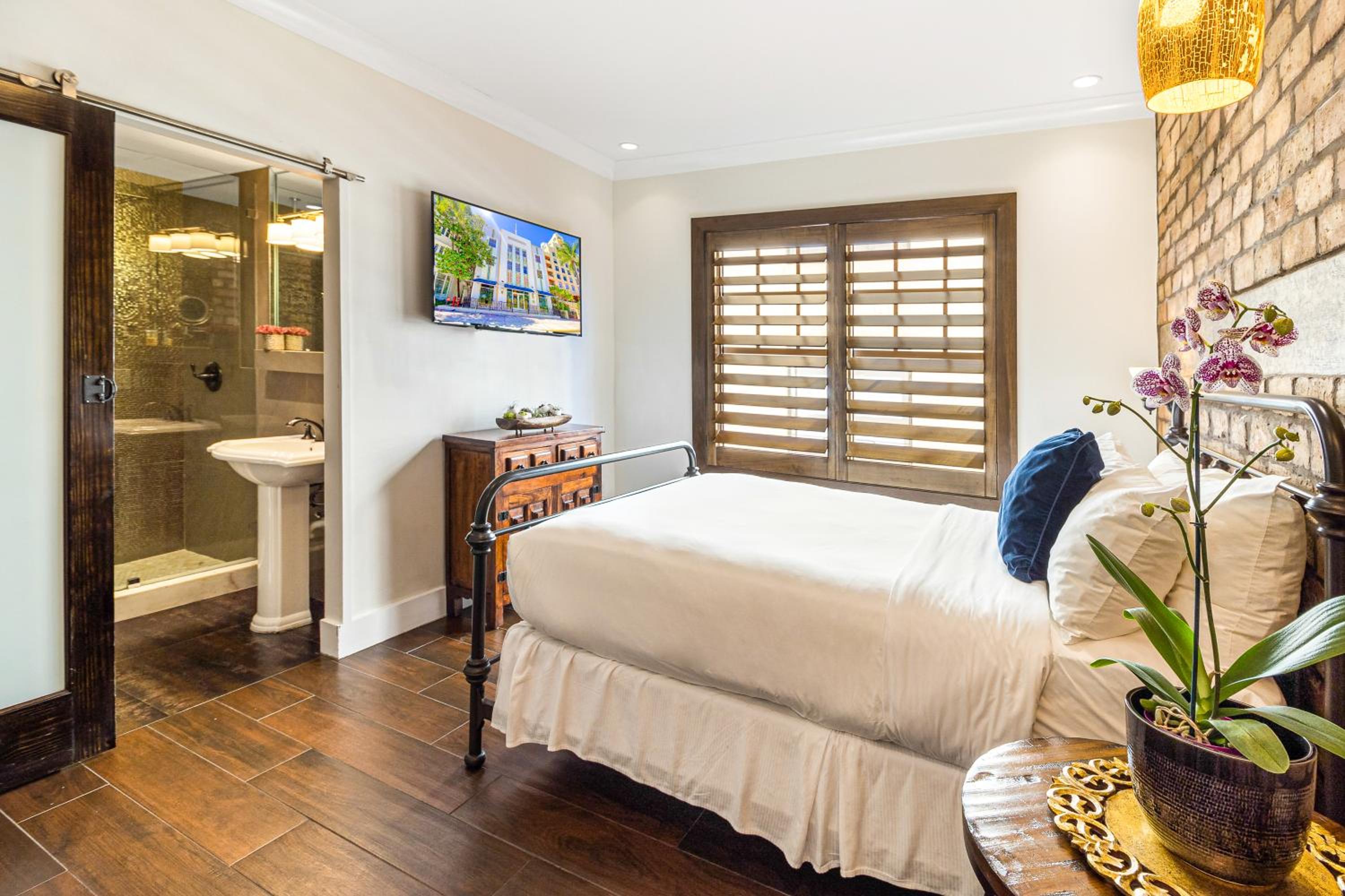 Classic King Room - Photo 13