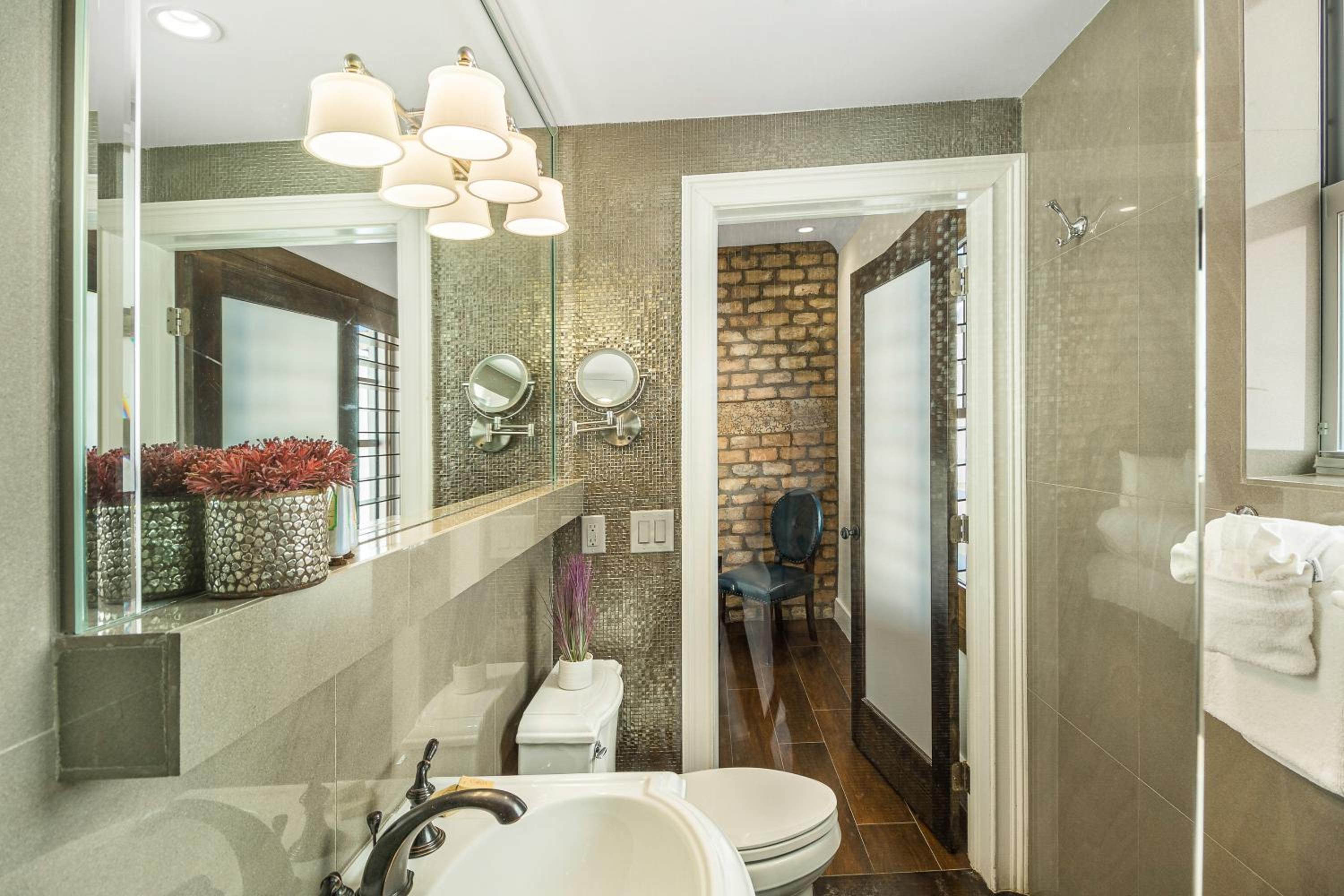 Classic King Room - Photo 20