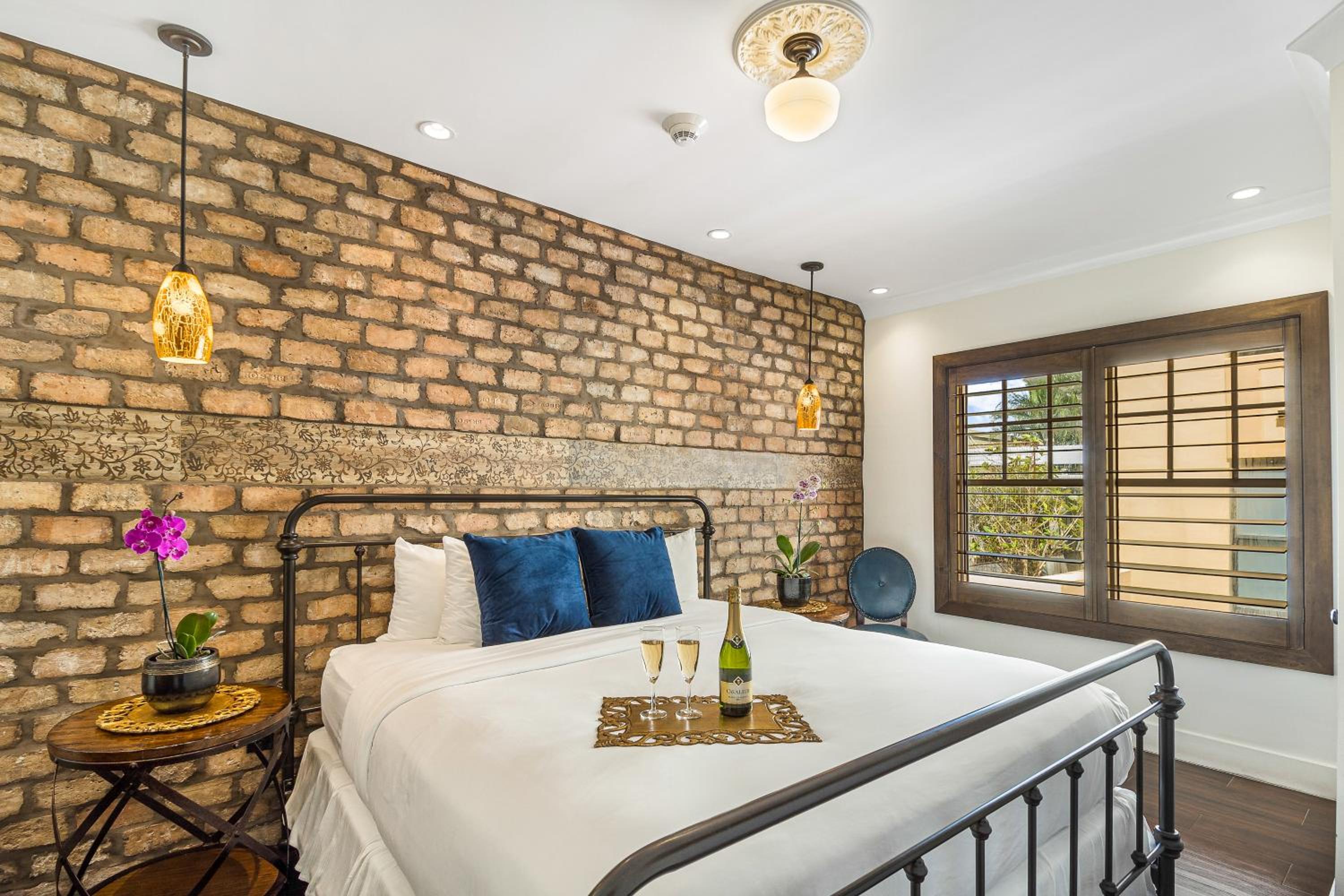 Classic King Room - Photo 18