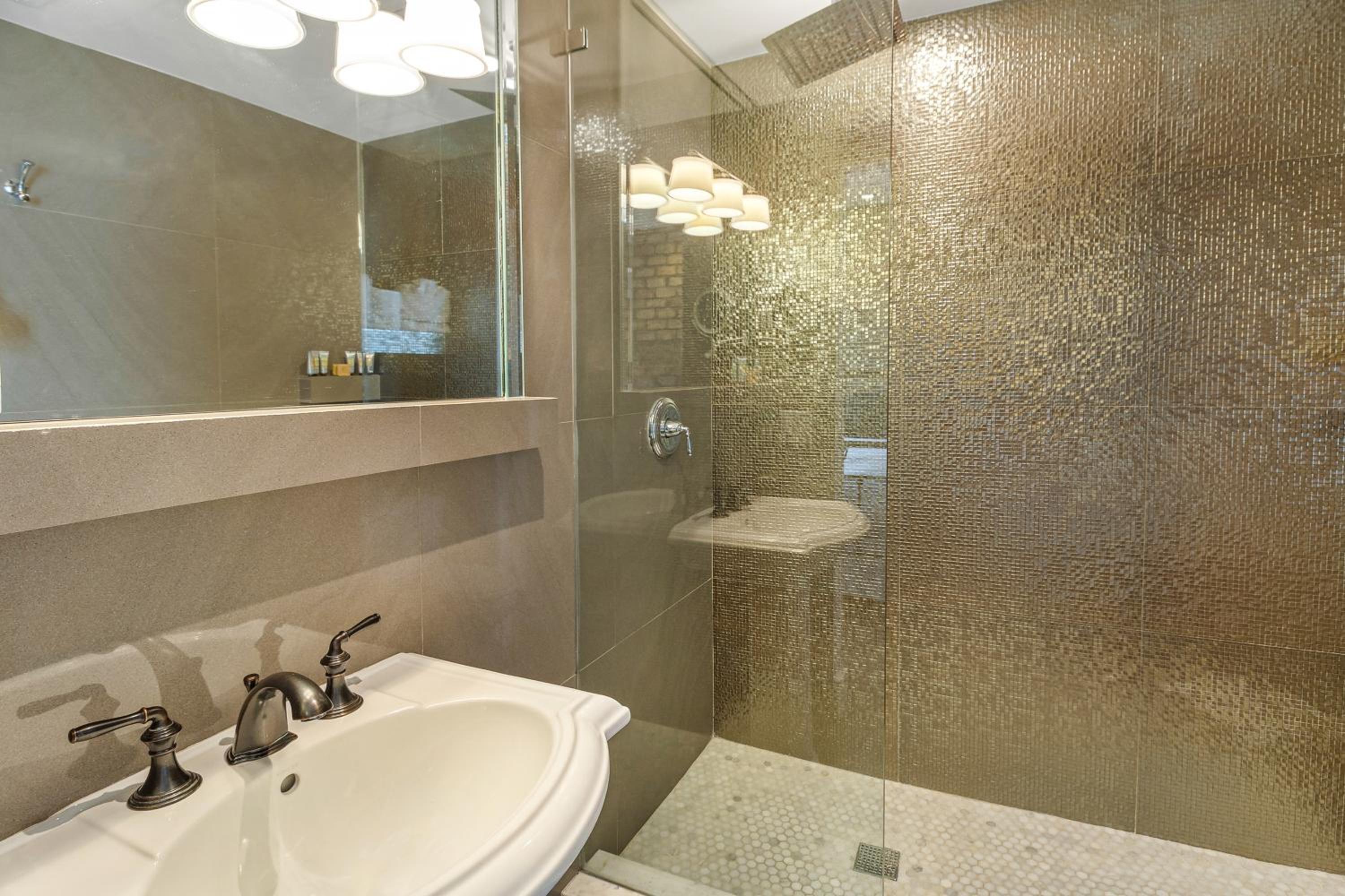 Classic King Room - Photo 16