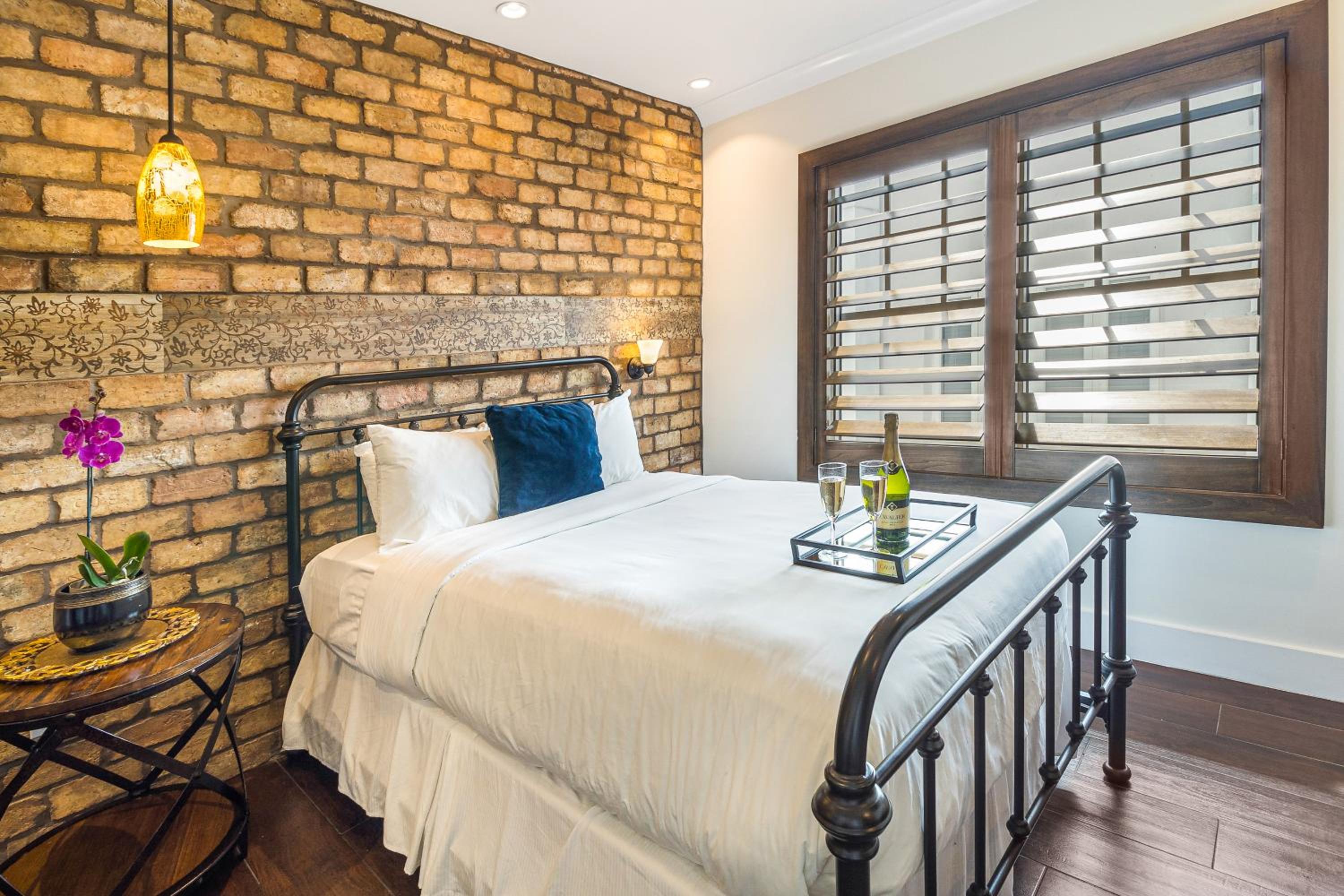 Classic King Room - Photo 15