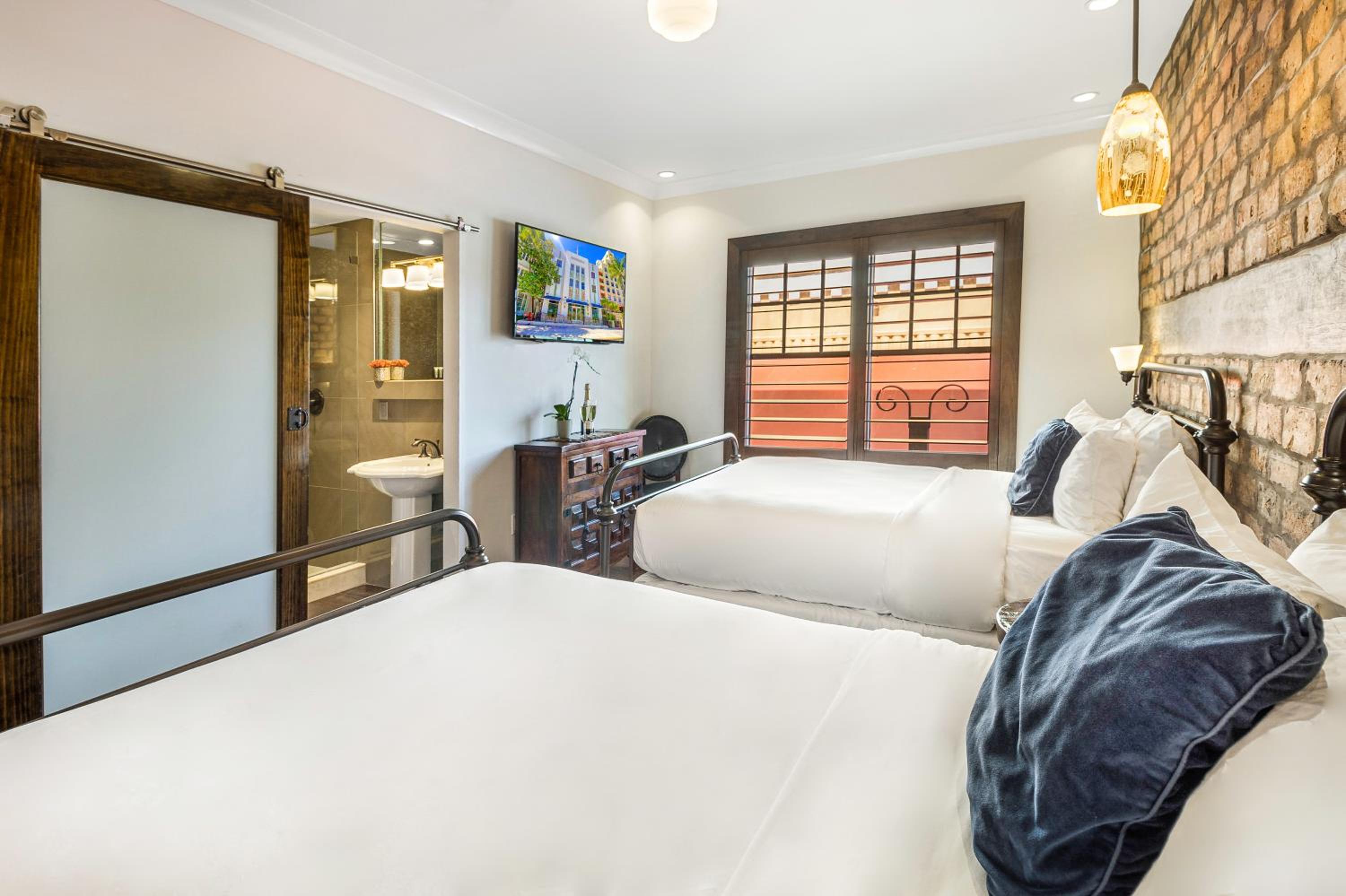 Deluxe Double Room with Two Double Beds - Photo 1
