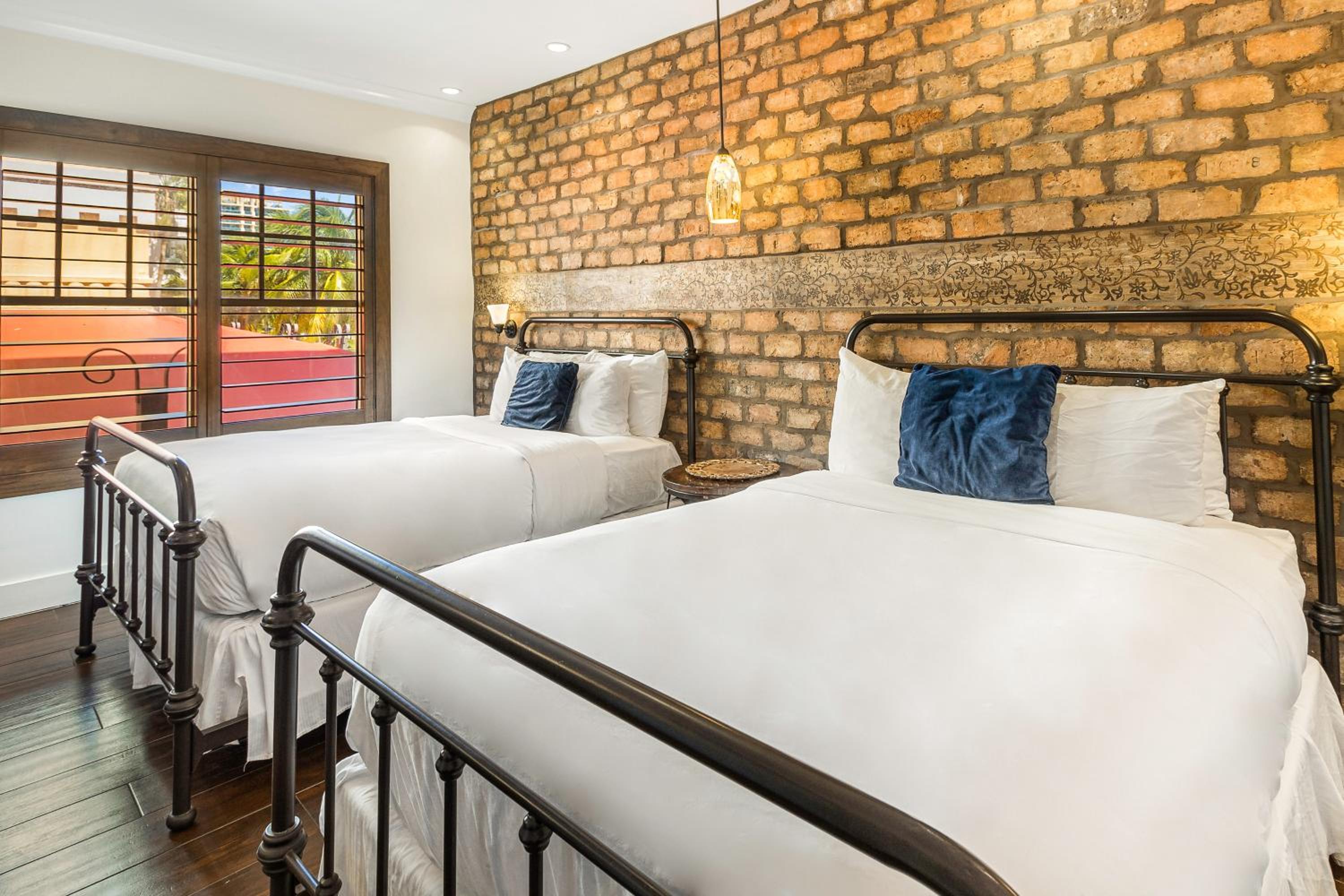 Deluxe Double Room with Two Double Beds - Photo 11
