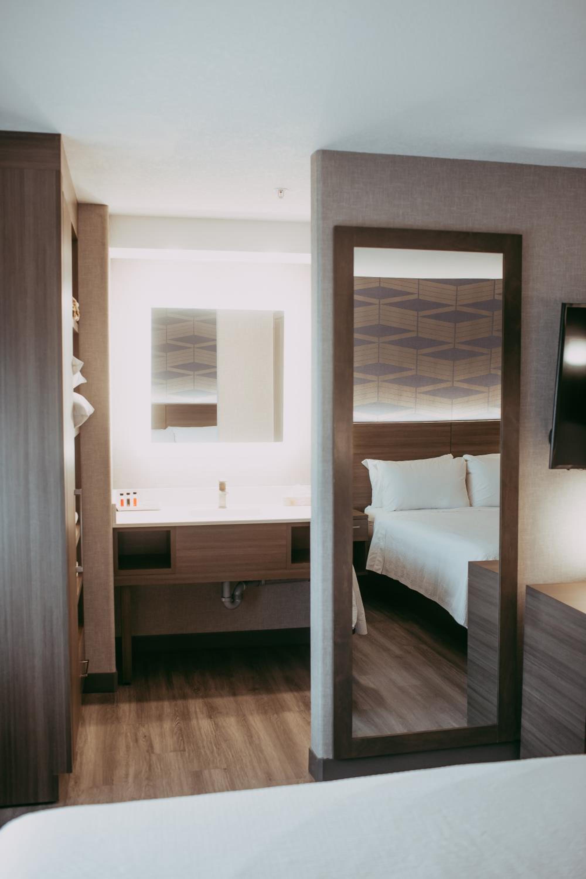 Queen Room with Two Queen Beds - Shower Only - Photo 2