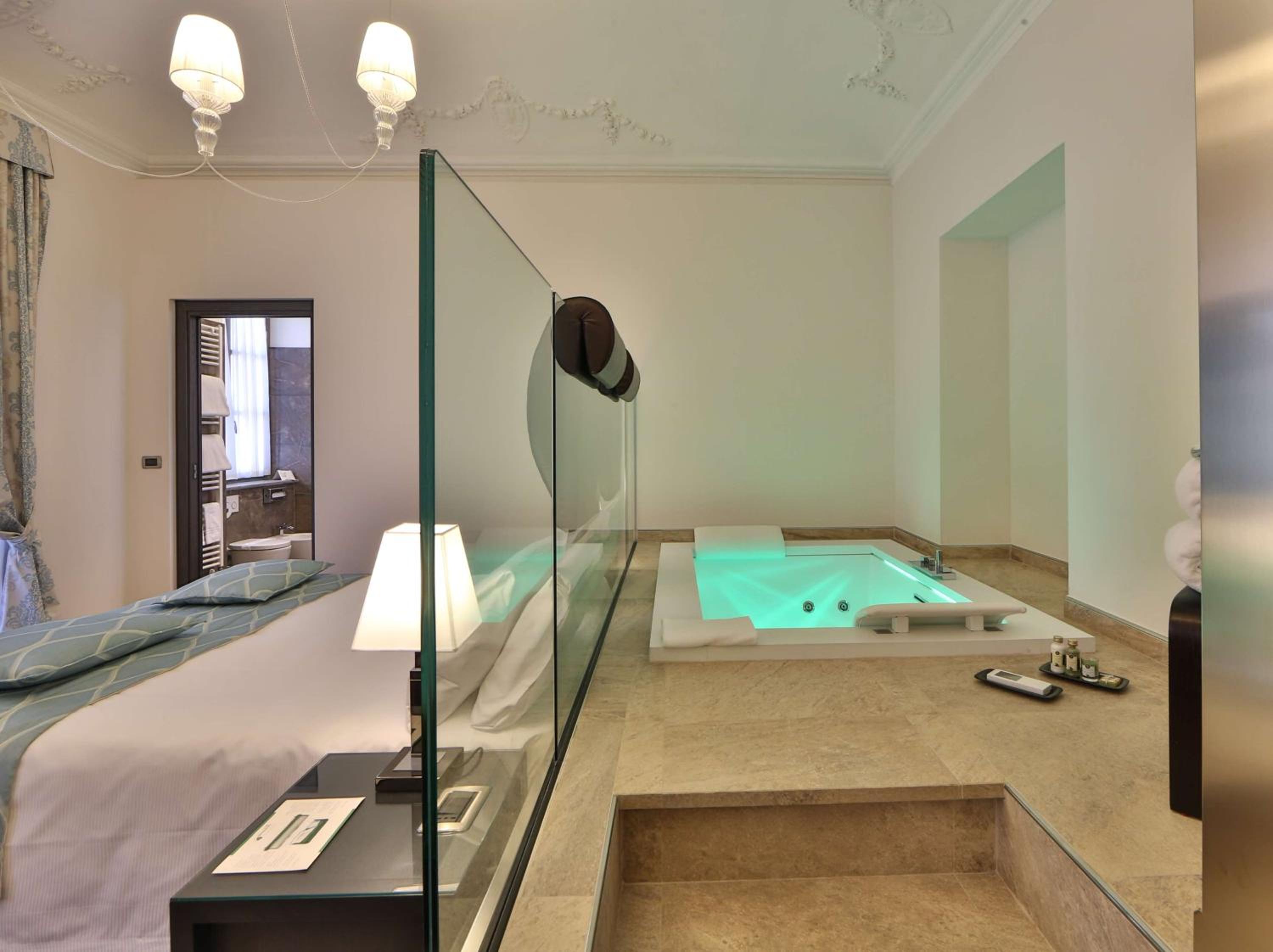 Classic Room with One Queen and Twin Beds - Photo 13
