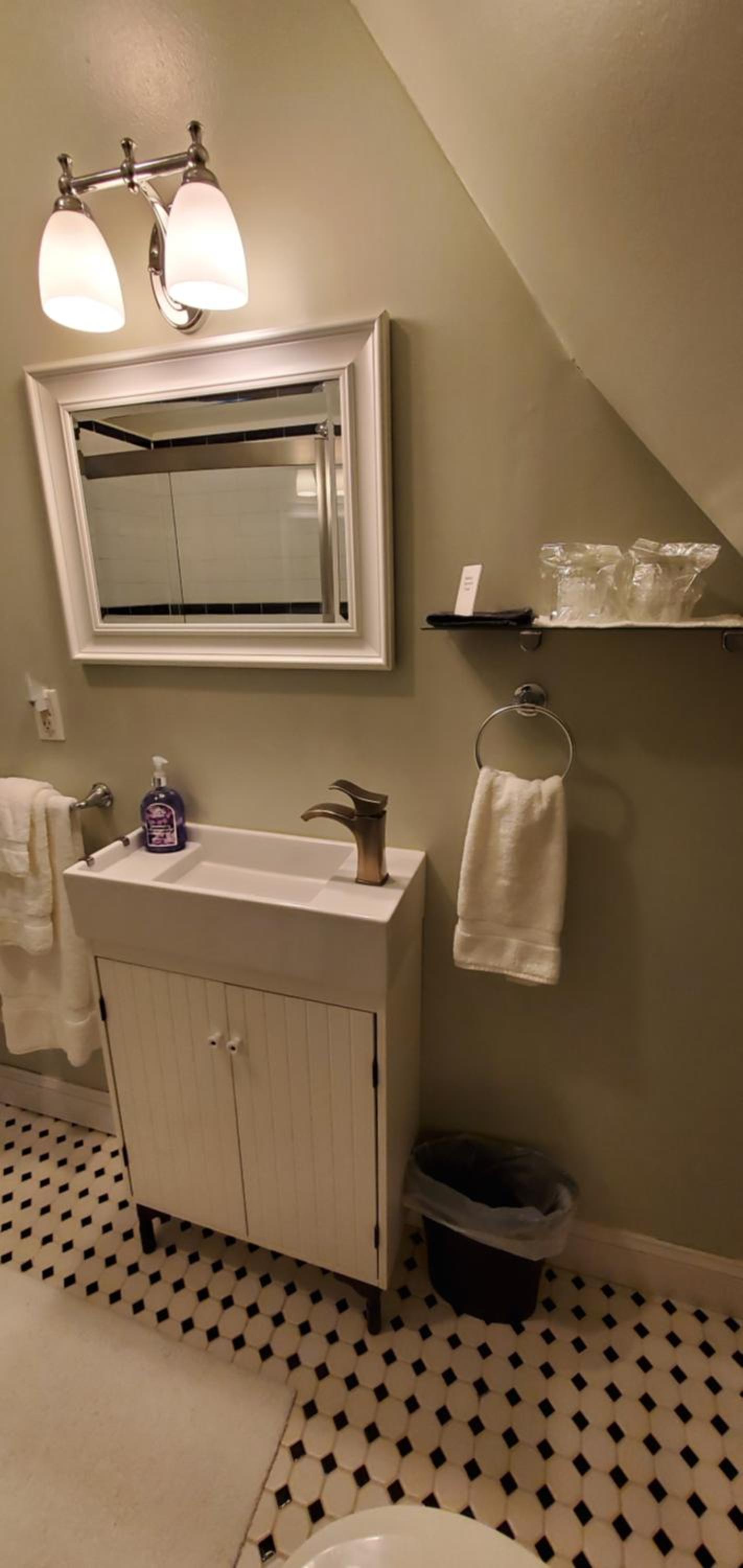 Deluxe Queen Suite photo 2