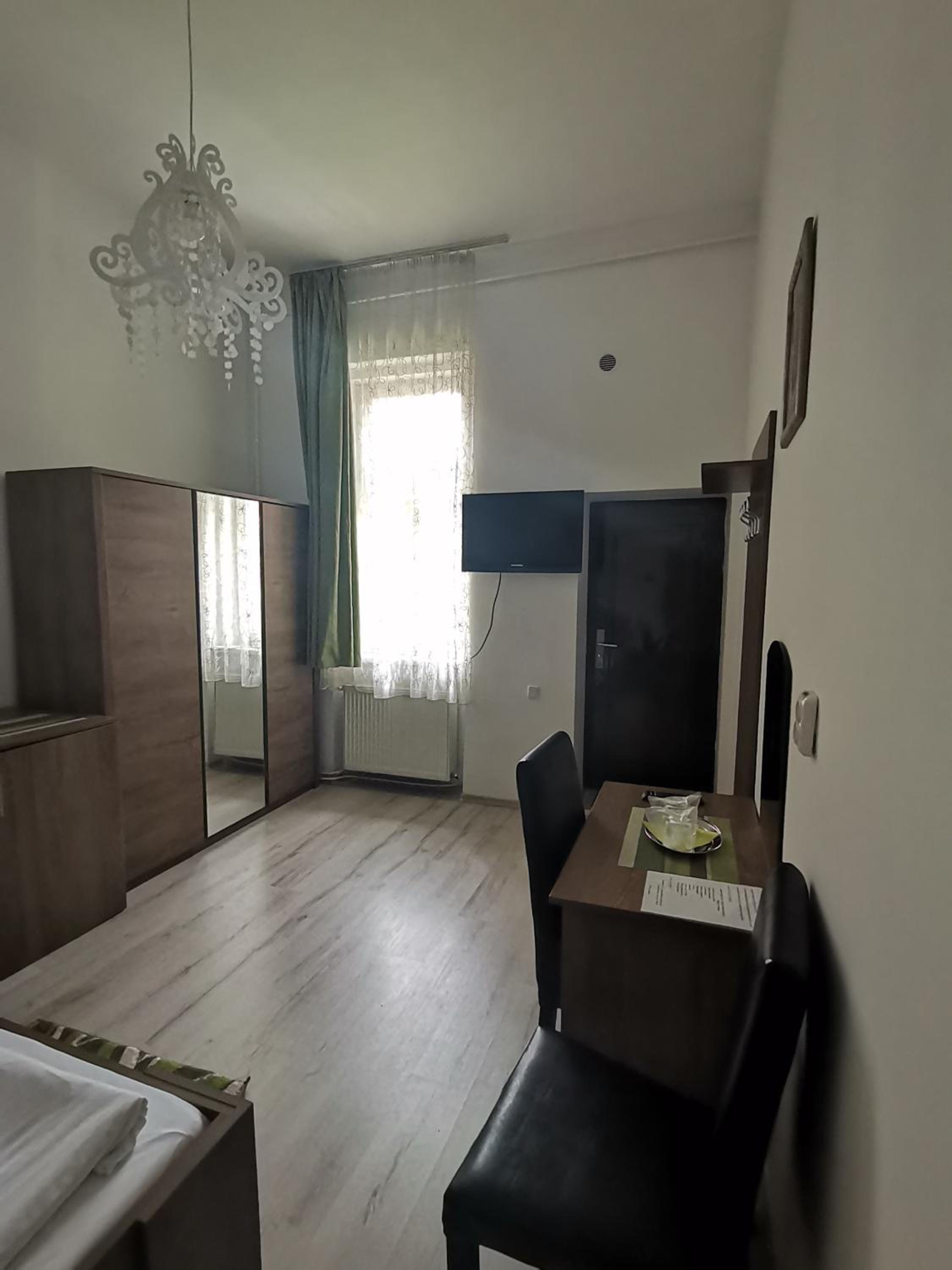 Double Room with Private Bathroom - Photo 3