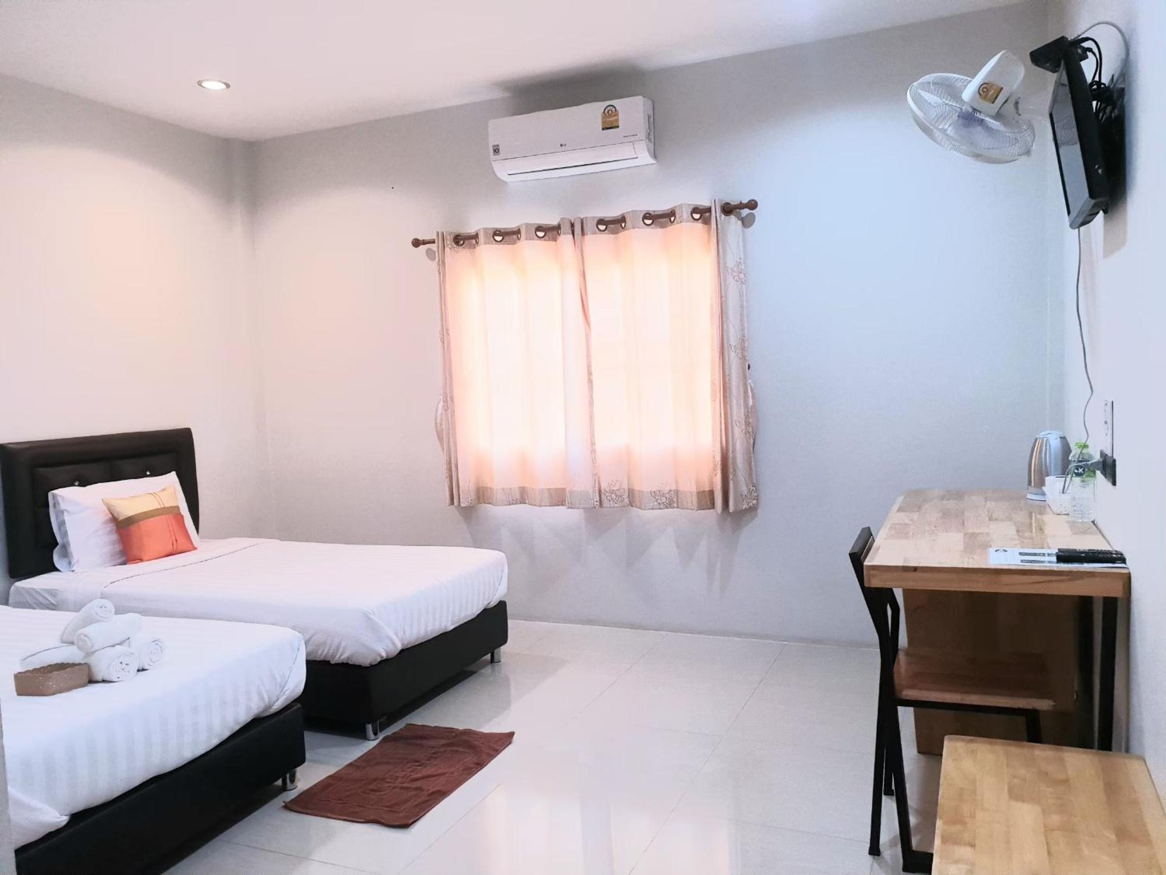 Standard Twin Room - Photo 5