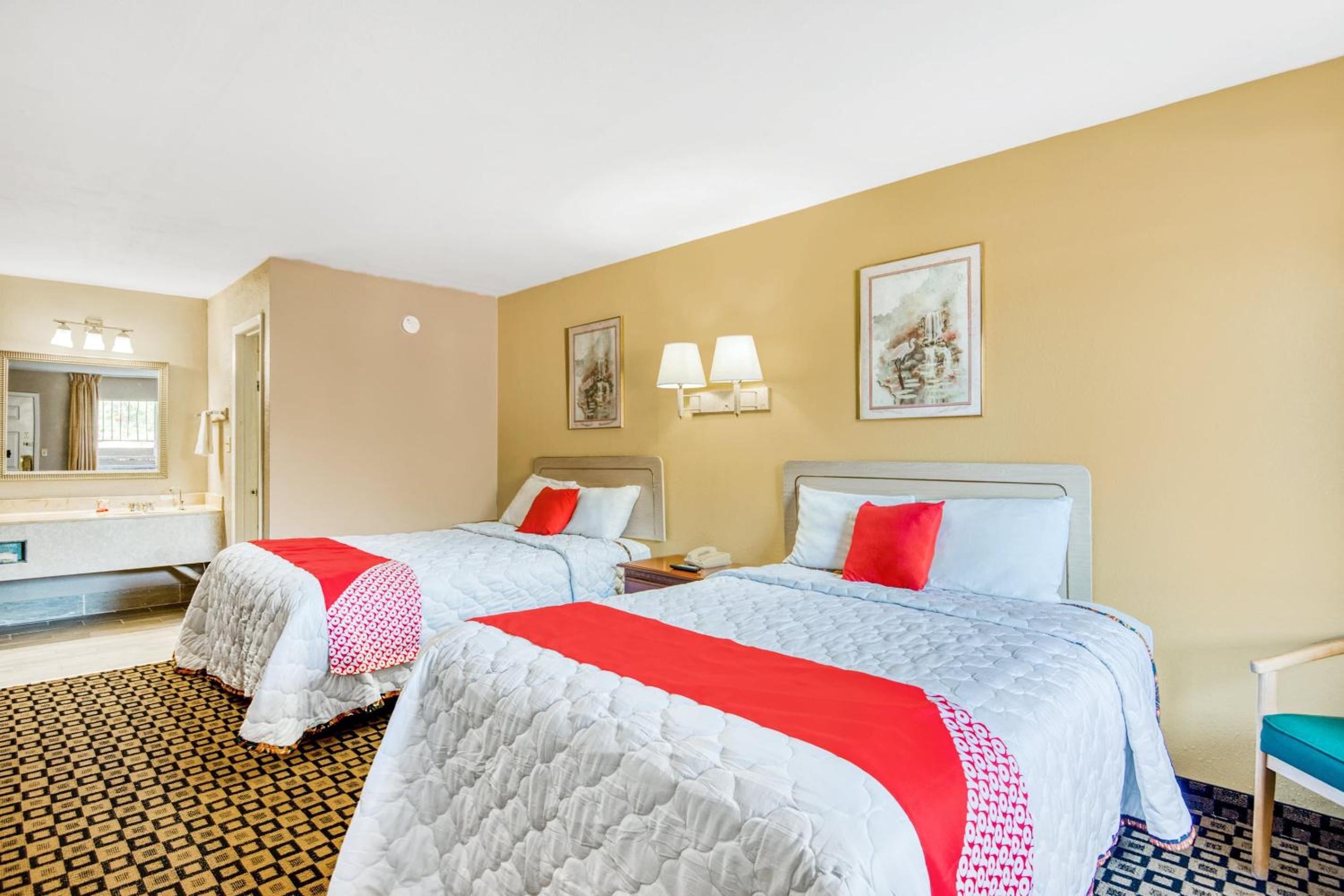 Quadruple Room - Non-Smoking - Photo 1